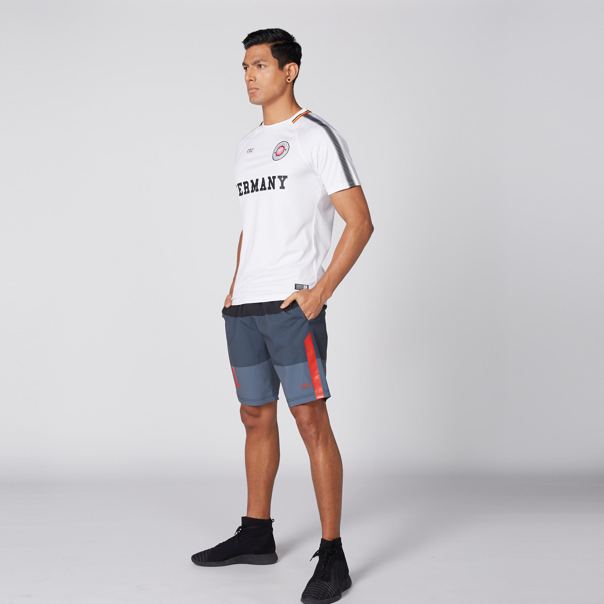 شورت بخصر مطّاطي وجيوب وطبعات -men-clothing-bottoms-shorts-image-1
