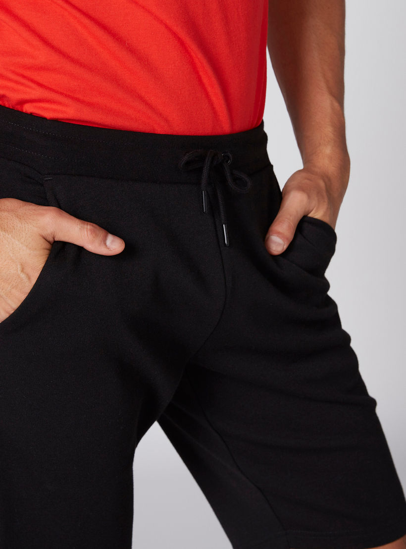 شورت بخصر مطّاطي ورباط -men-clothing-bottoms-shorts-image-3