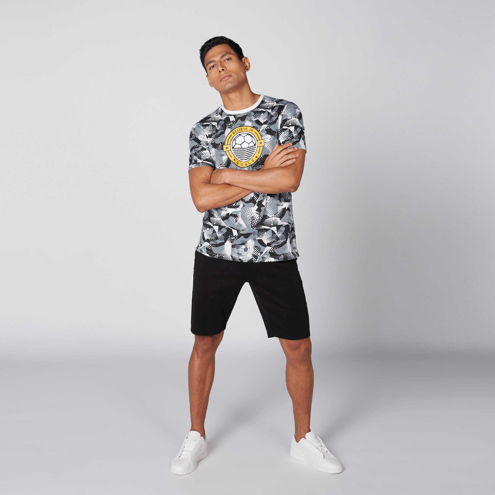 تيشيرت بياقة ضيقة وأكمام قصيرة وطبعات -men-clothing-tshirtsandpolos-tshirts-image-1