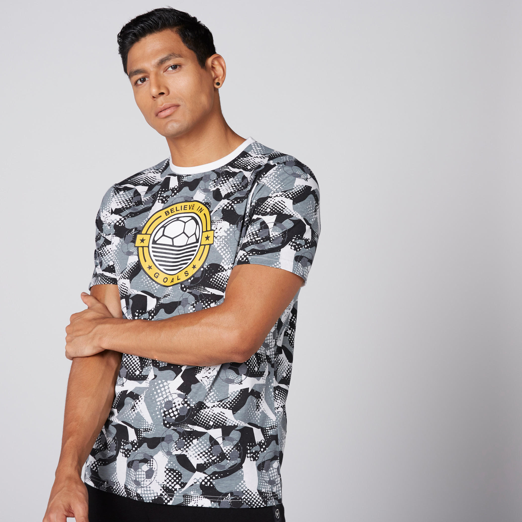 تيشيرت بياقة ضيقة وأكمام قصيرة وطبعات -men-clothing-tshirtsandpolos-tshirts-image-2