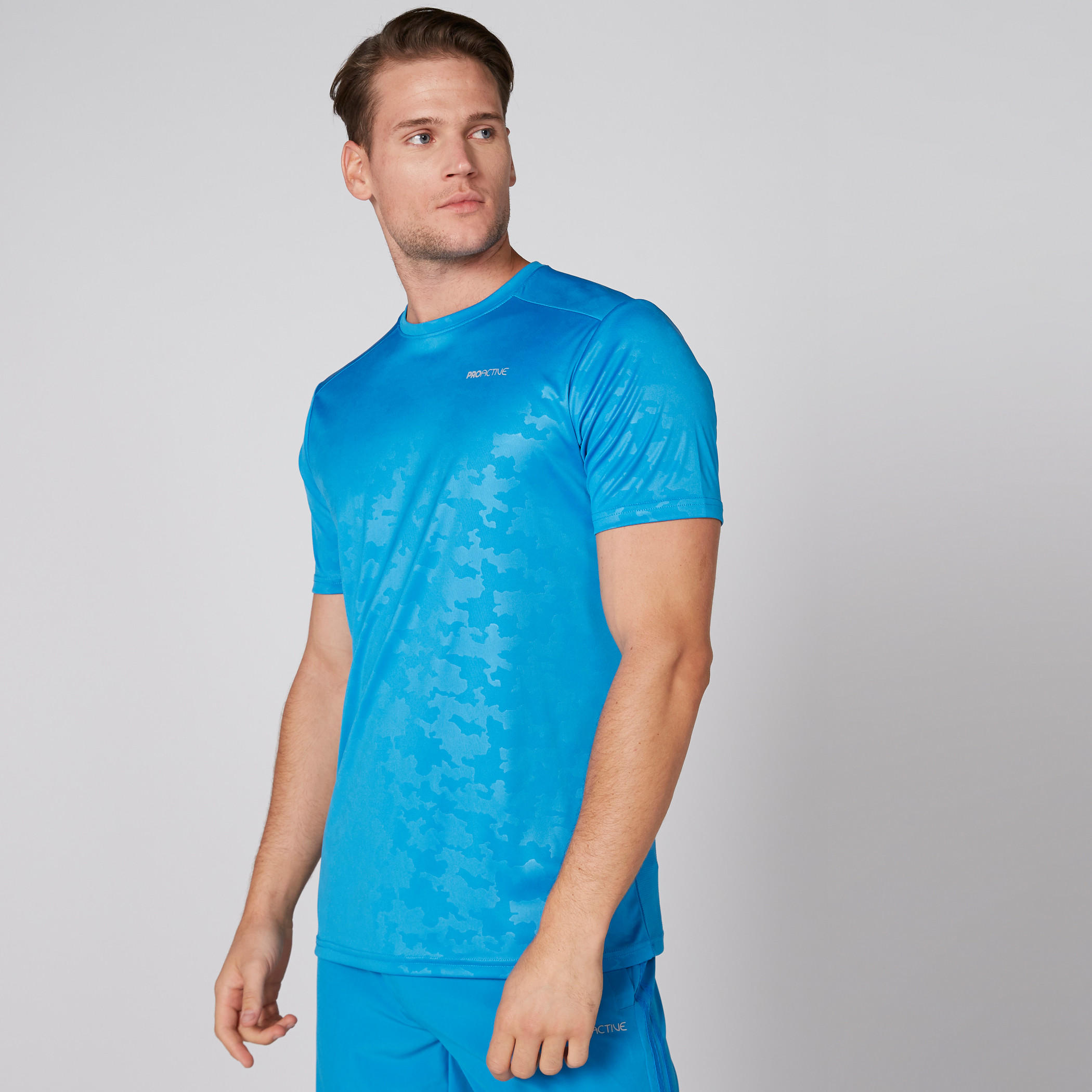 تيشيرت بياقة مستديرة وأكمام قصيرة وتفاصيل شبكية وطبعات-men-clothing-sportswearandactivewear-tshirtsandpolos-image-1