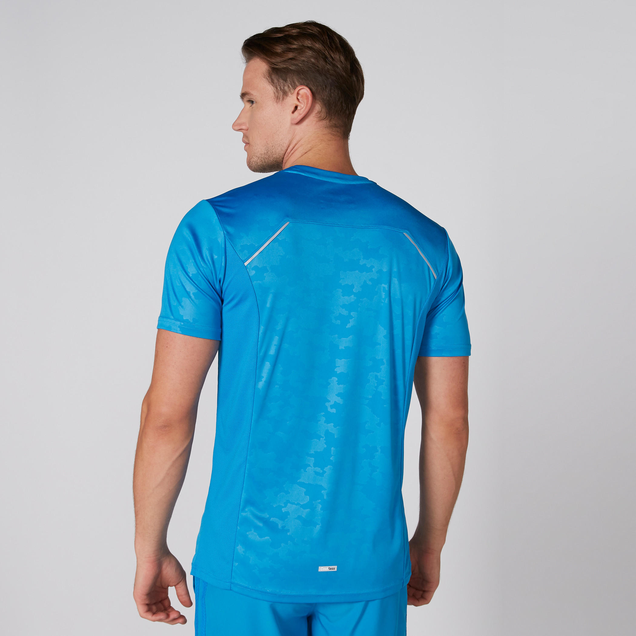تيشيرت بياقة مستديرة وأكمام قصيرة وتفاصيل شبكية وطبعات-men-clothing-sportswearandactivewear-tshirtsandpolos-image-2