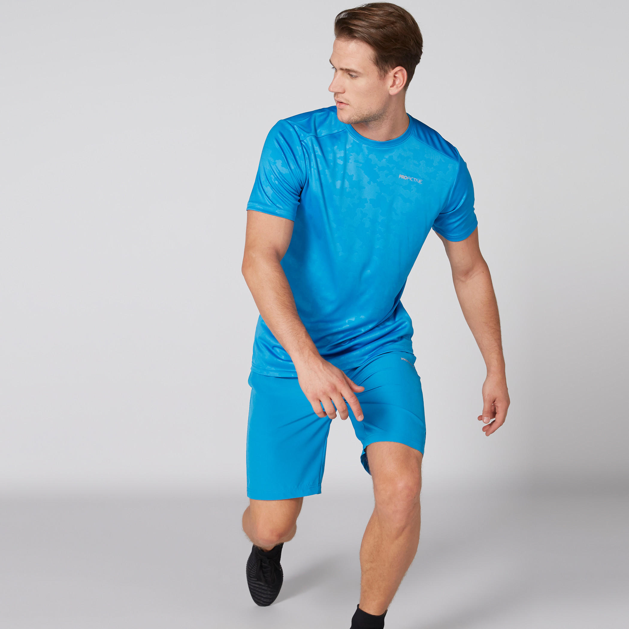 تيشيرت بياقة مستديرة وأكمام قصيرة وتفاصيل شبكية وطبعات-men-clothing-sportswearandactivewear-tshirtsandpolos-image-3