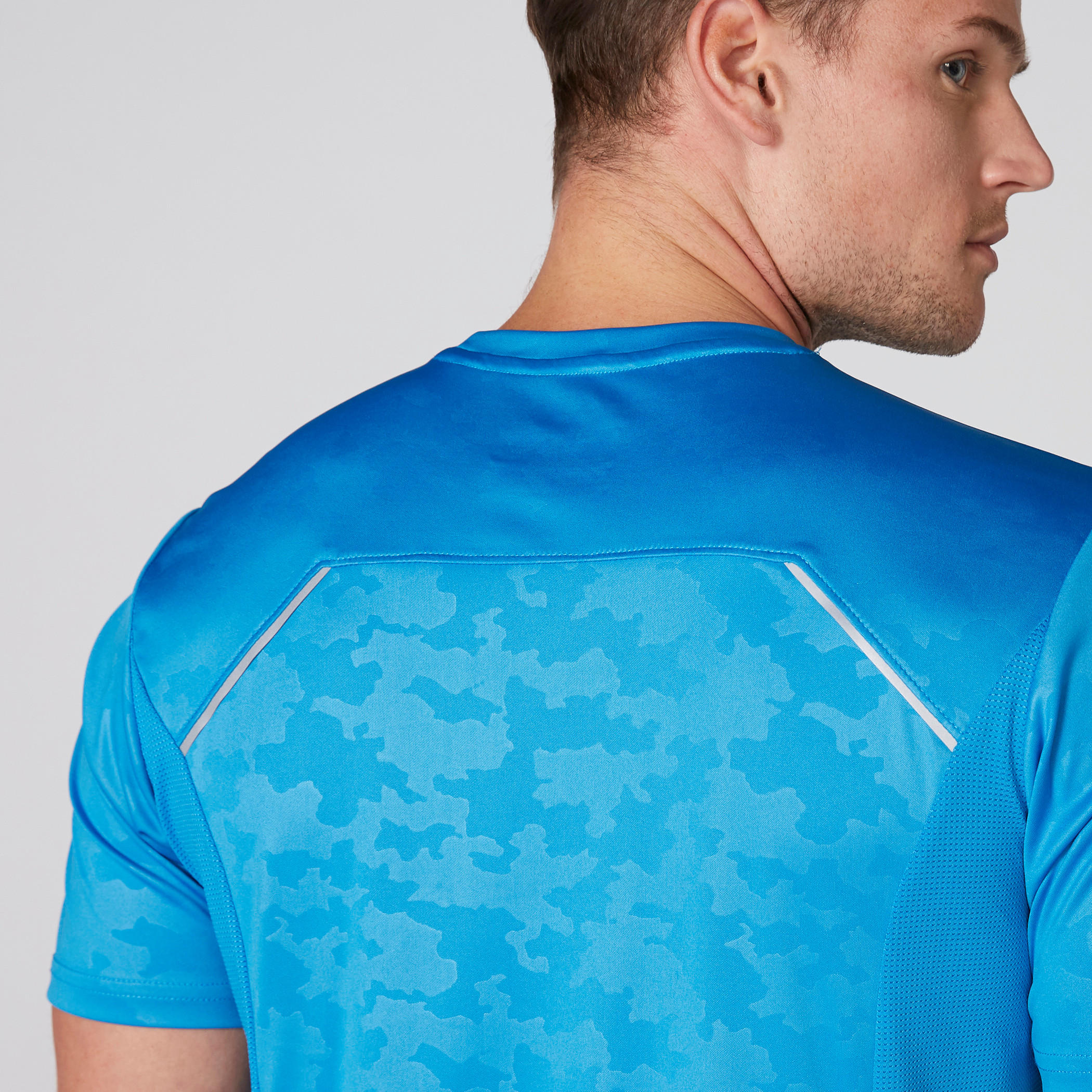 تيشيرت بياقة مستديرة وأكمام قصيرة وتفاصيل شبكية وطبعات-men-clothing-sportswearandactivewear-tshirtsandpolos-image-4