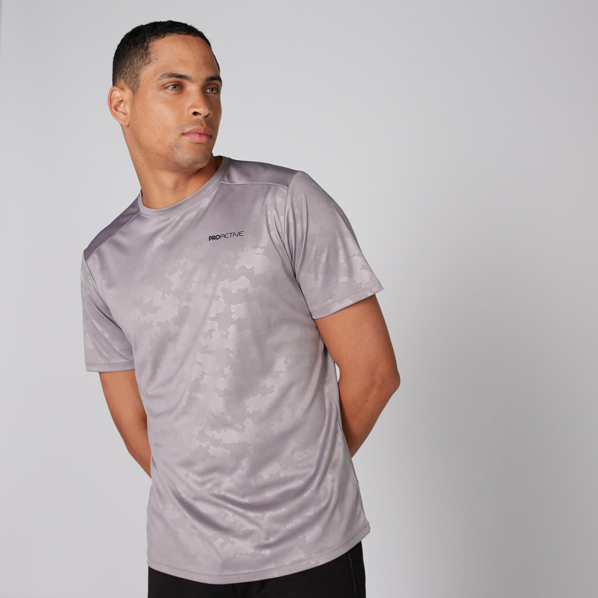 تيشيرت بياقة ضيّقة وأكمام قصيرة وطبعات-men-clothing-sportswearandactivewear-tshirtsandpolos-image-1