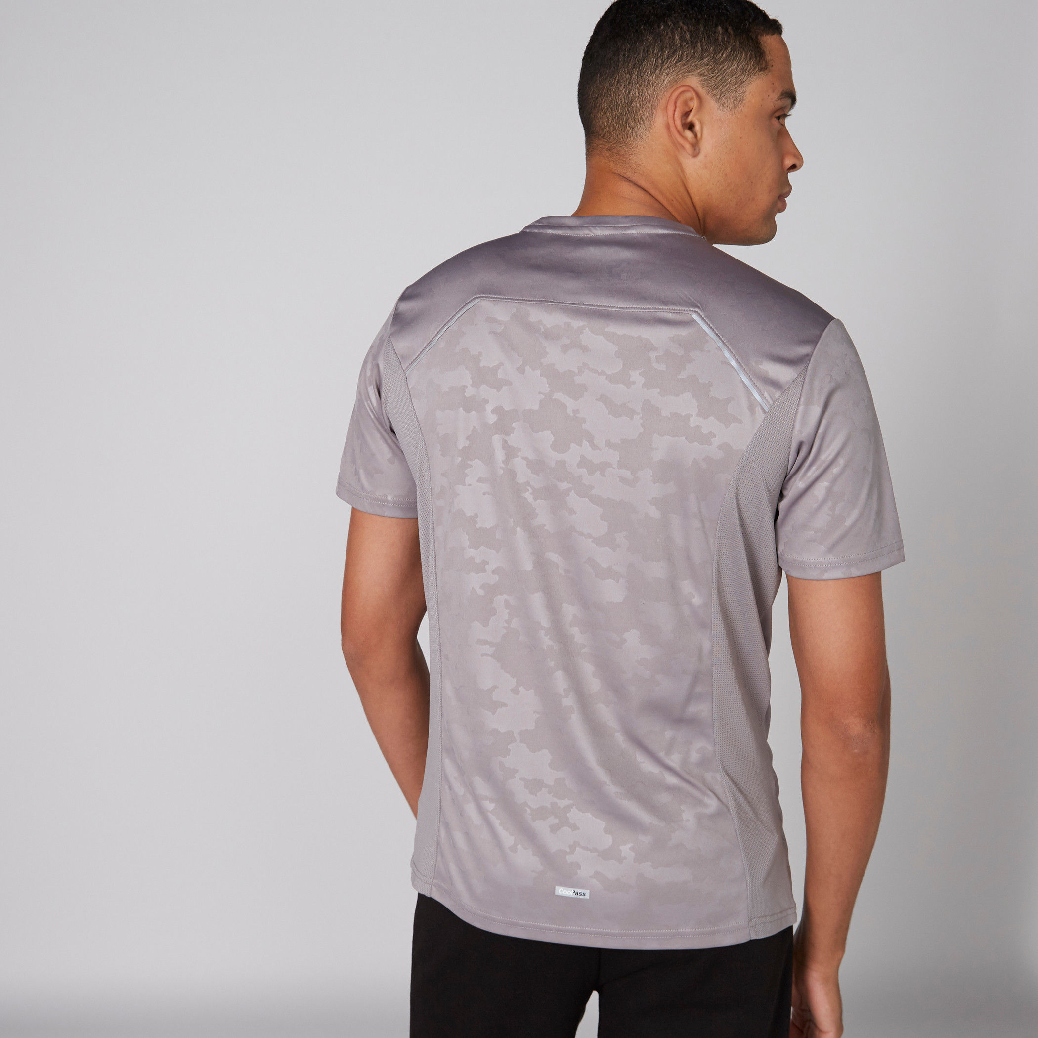 تيشيرت بياقة ضيّقة وأكمام قصيرة وطبعات-men-clothing-sportswearandactivewear-tshirtsandpolos-image-2