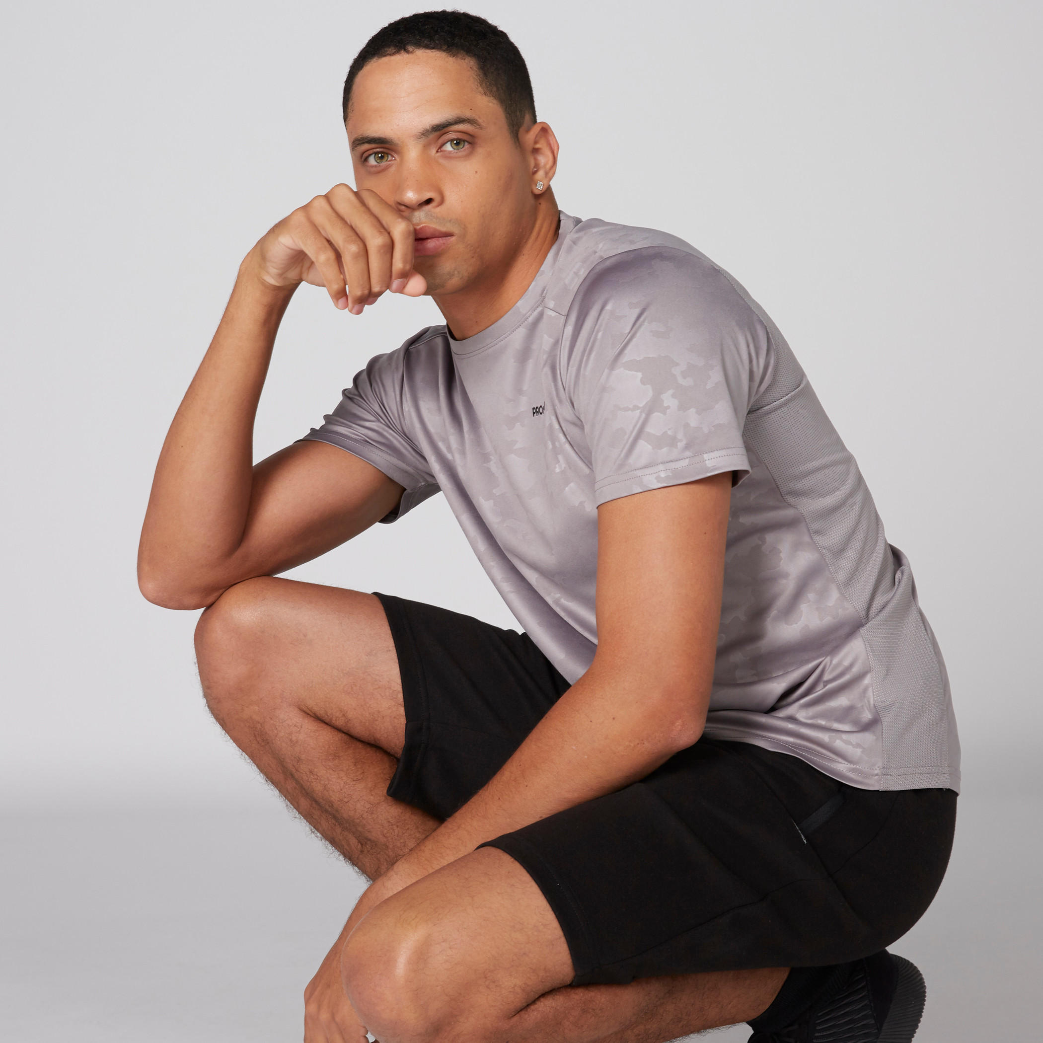 تيشيرت بياقة ضيّقة وأكمام قصيرة وطبعات-men-clothing-sportswearandactivewear-tshirtsandpolos-image-3
