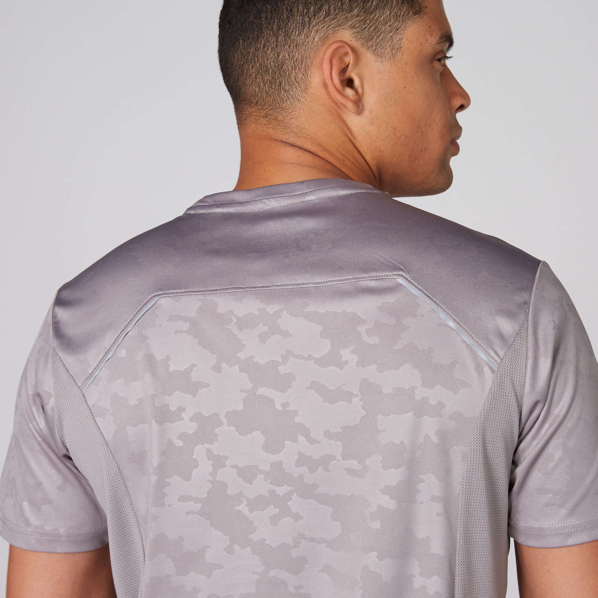 تيشيرت بياقة ضيّقة وأكمام قصيرة وطبعات-men-clothing-sportswearandactivewear-tshirtsandpolos-image-4