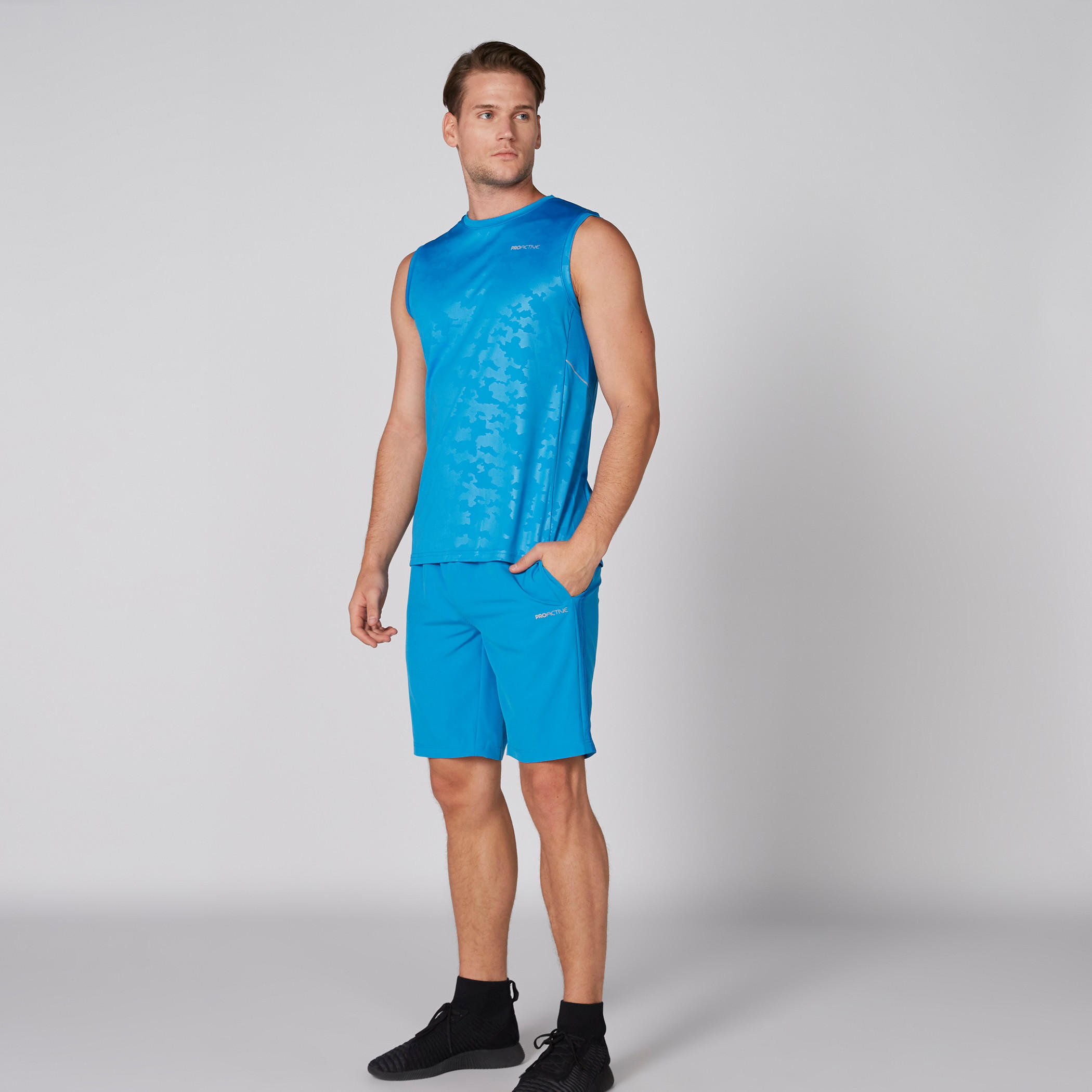 شورت بخصر مطّاطي وجيوب وتفاصيل شبكية-men-clothing-sportswearandactivewear-bottoms-image-1