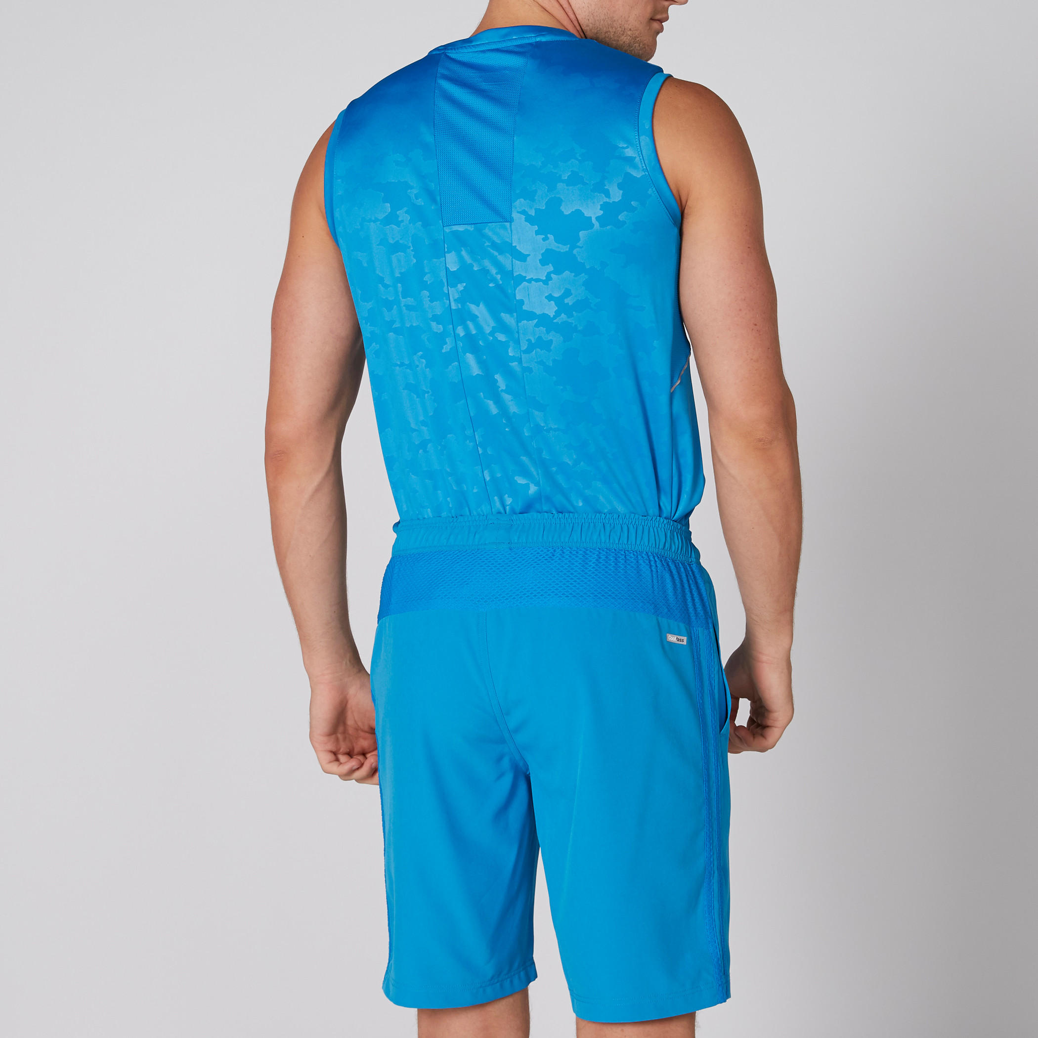 شورت بخصر مطّاطي وجيوب وتفاصيل شبكية-men-clothing-sportswearandactivewear-bottoms-image-2