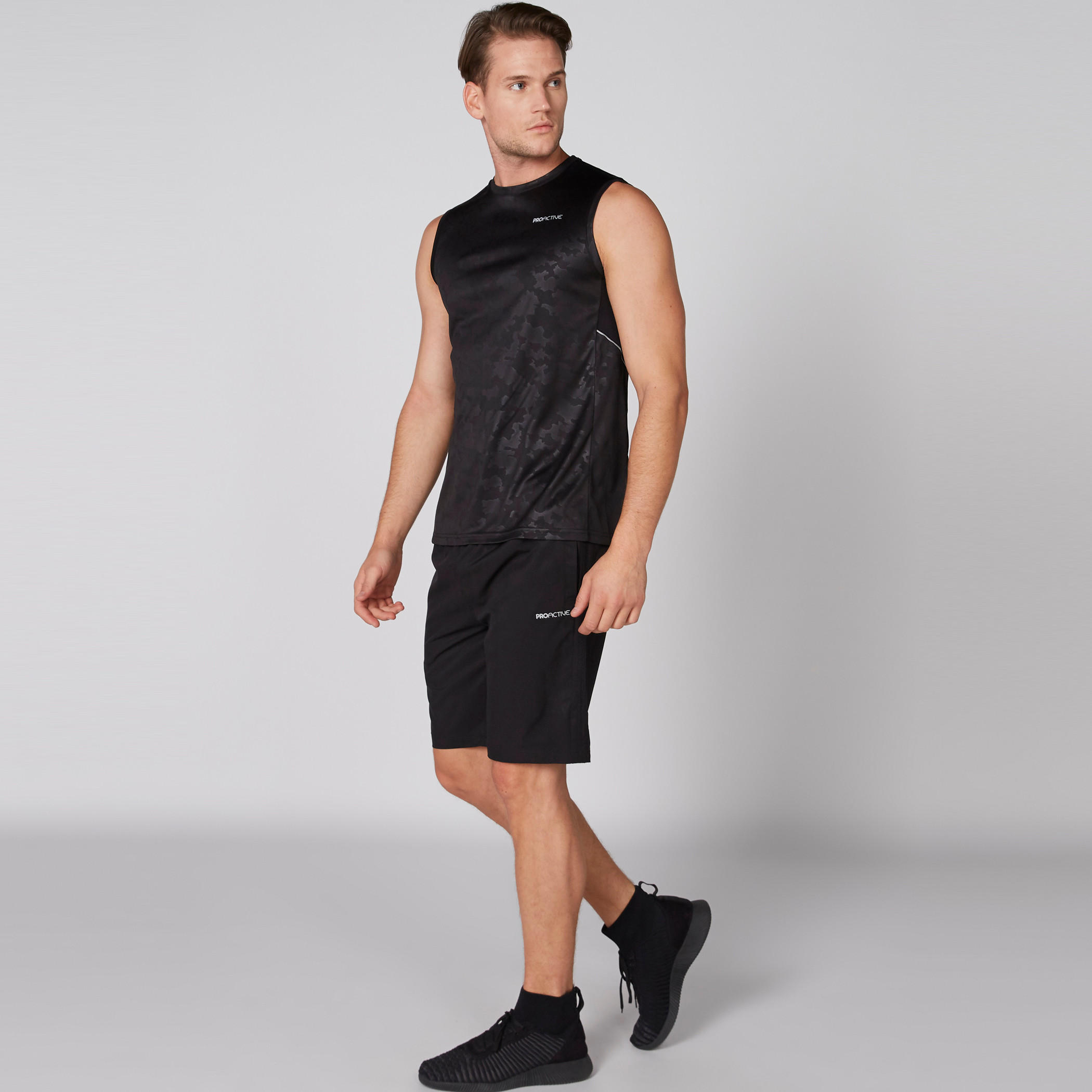شورت بخصر مطّاطي وجيوب وتفاصيل شبكية-men-clothing-sportswearandactivewear-bottoms-image-1