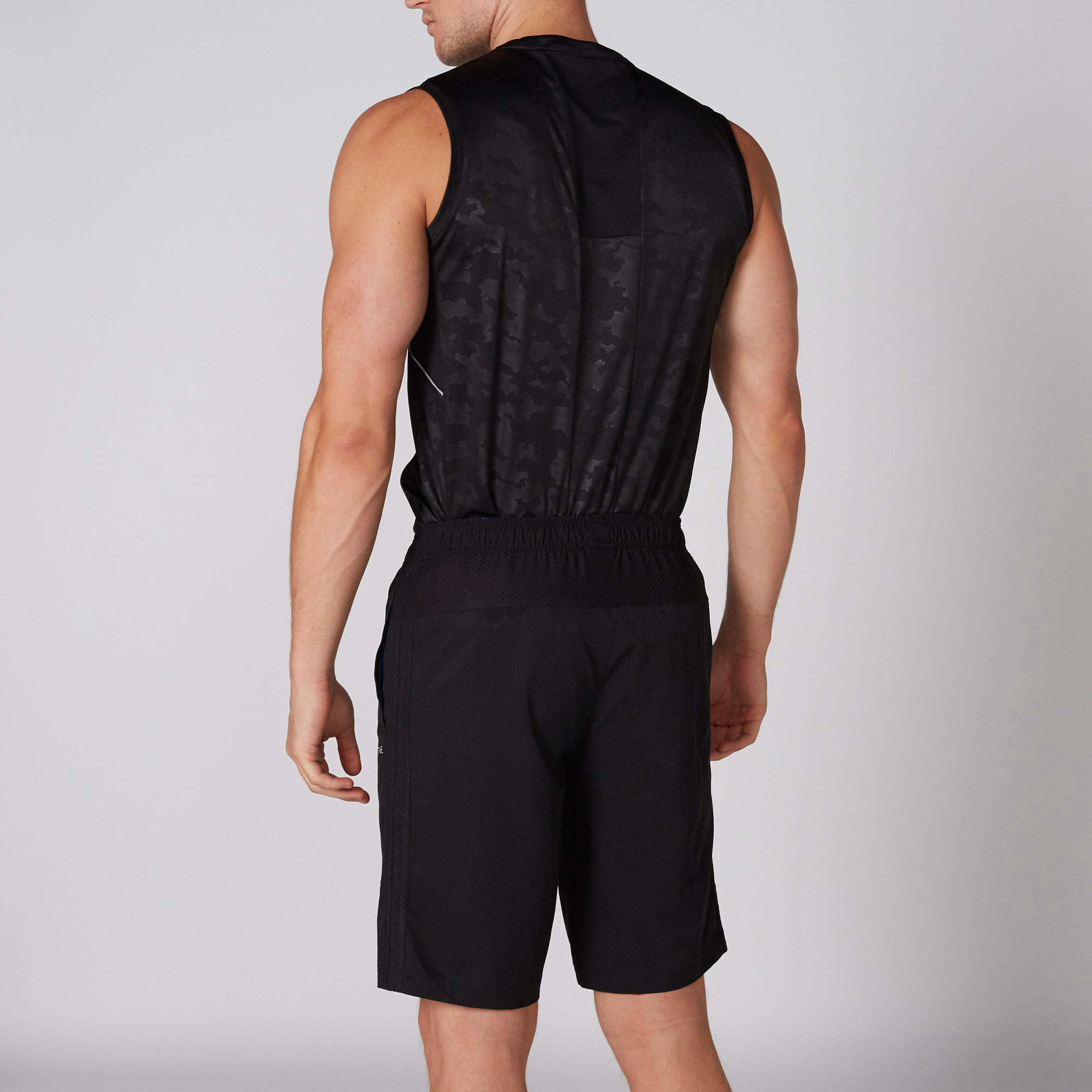 شورت بخصر مطّاطي وجيوب وتفاصيل شبكية-men-clothing-sportswearandactivewear-bottoms-image-2