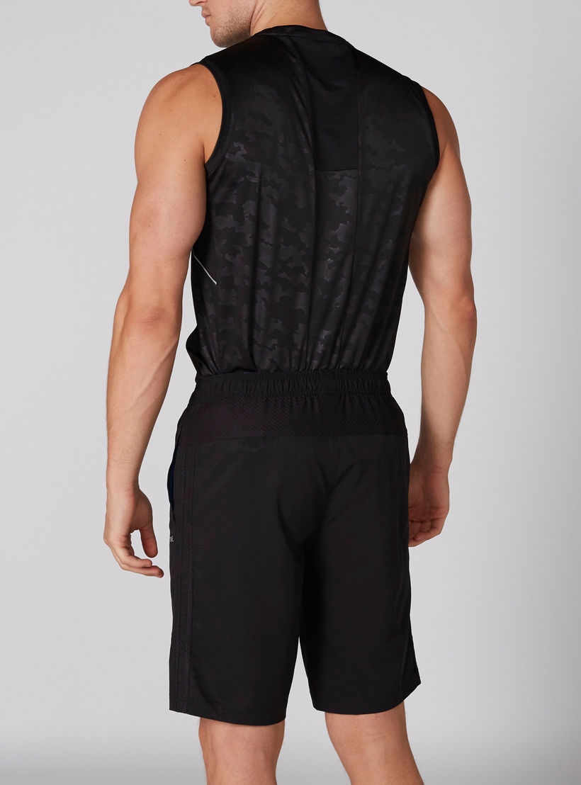 شورت بخصر مطّاطي وجيوب وتفاصيل شبكية-men-clothing-sportswearandactivewear-bottoms-image-2