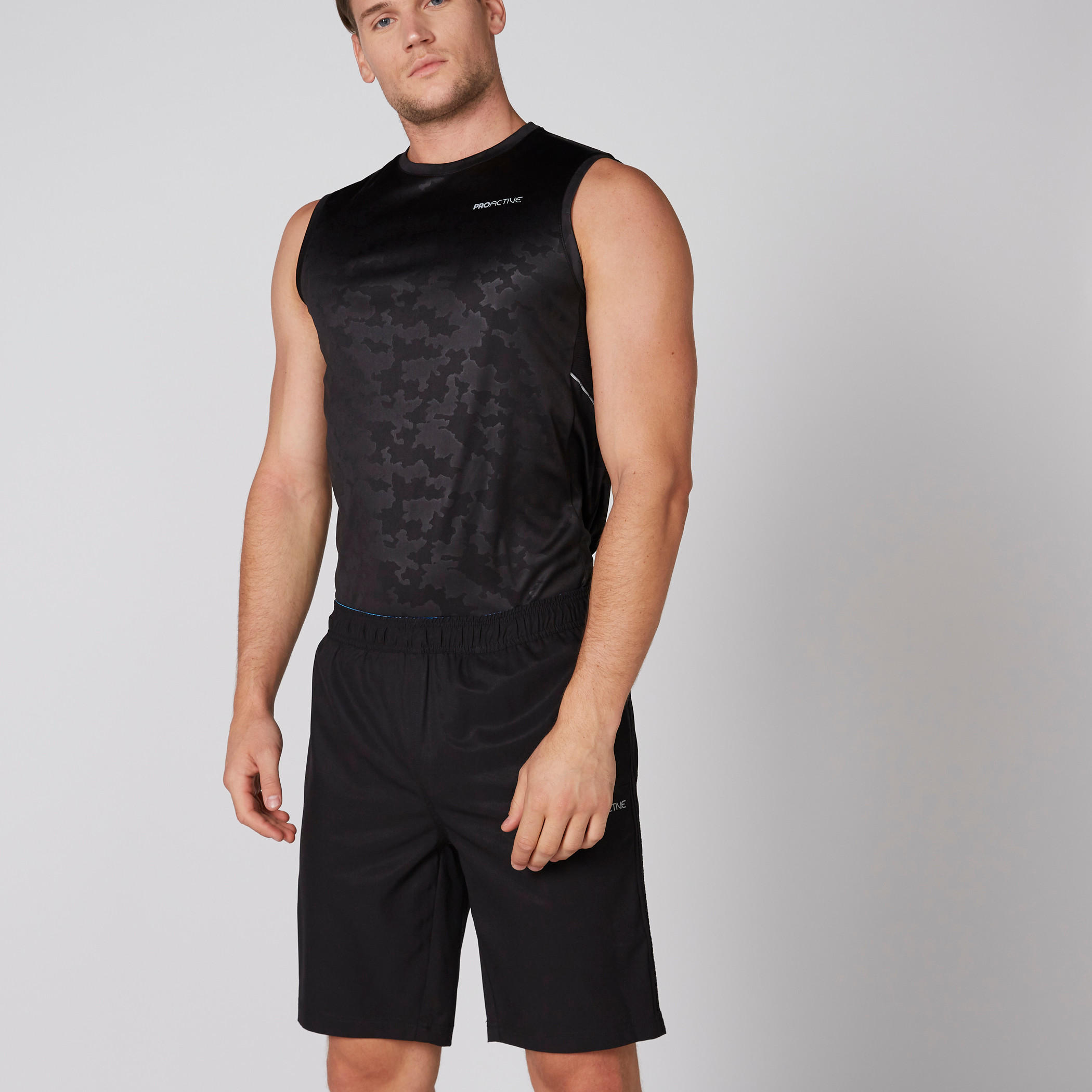 شورت بخصر مطّاطي وجيوب وتفاصيل شبكية-men-clothing-sportswearandactivewear-bottoms-image-3