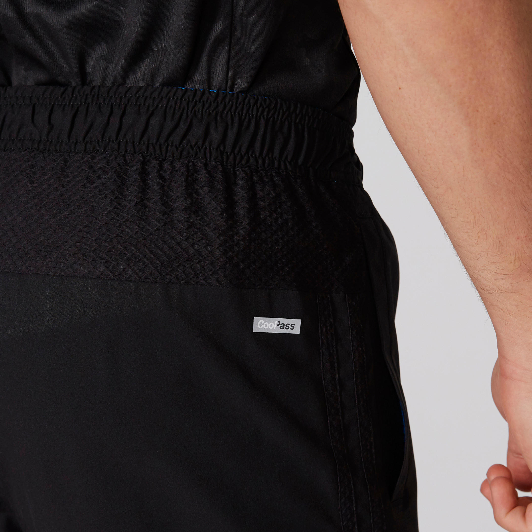 شورت بخصر مطّاطي وجيوب وتفاصيل شبكية-men-clothing-sportswearandactivewear-bottoms-image-4