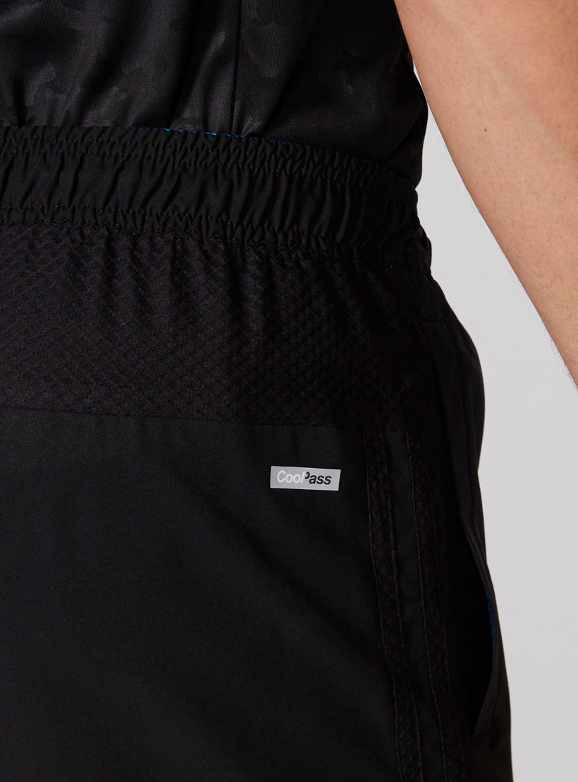 شورت بخصر مطّاطي وجيوب وتفاصيل شبكية-men-clothing-sportswearandactivewear-bottoms-image-4