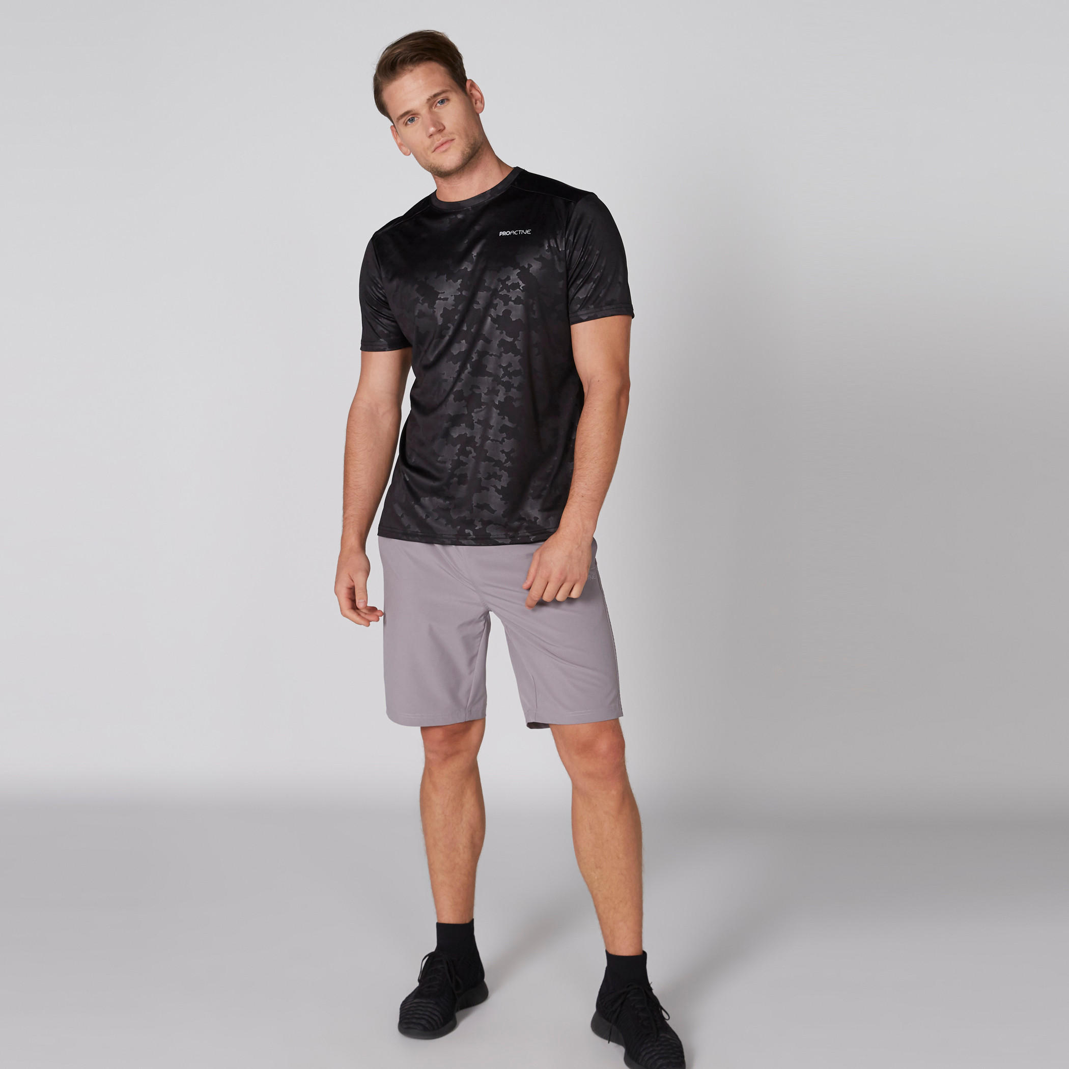 شورت بخصر مطّاطي وجيوب وتفاصيل شبكية-men-clothing-sportswearandactivewear-bottoms-image-1