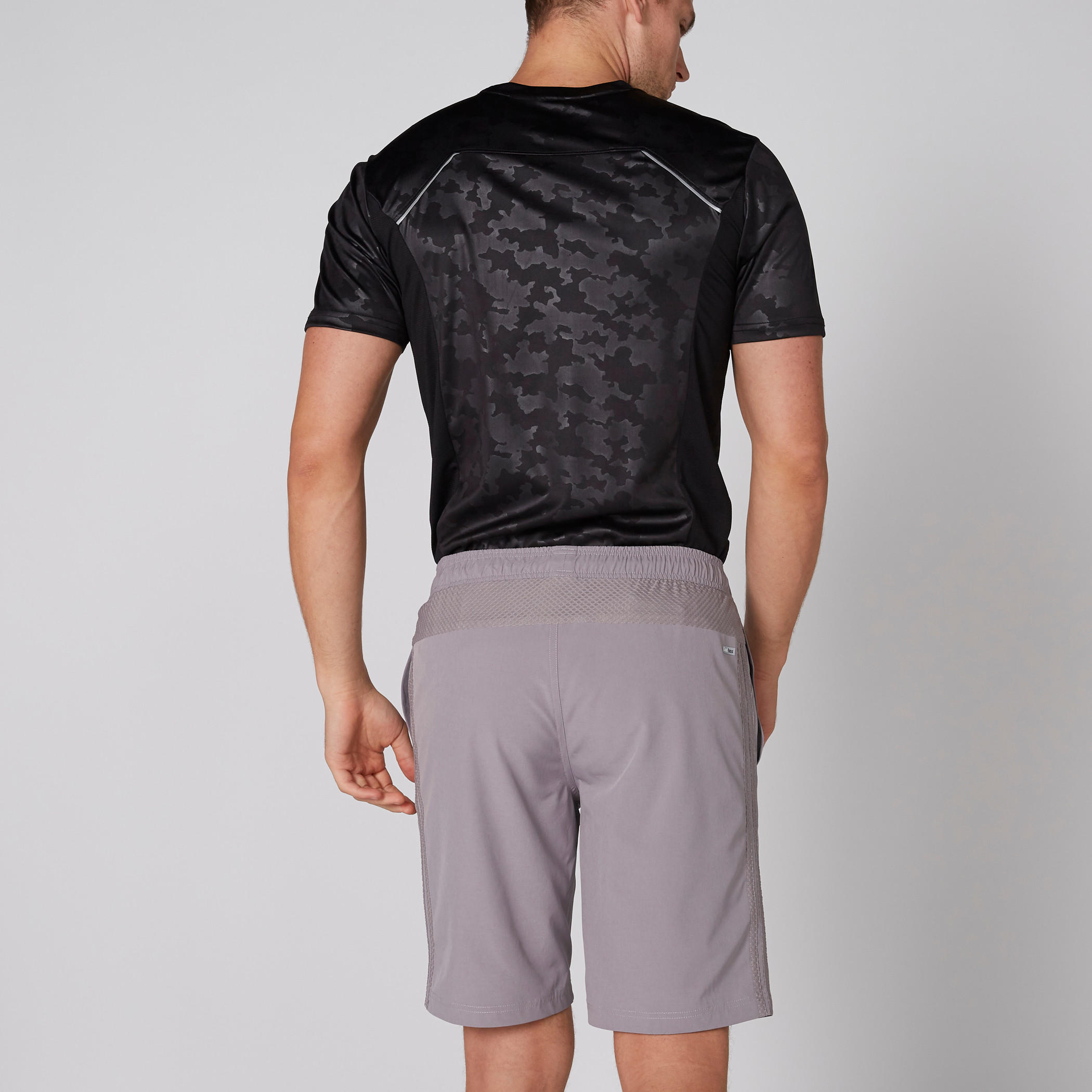 شورت بخصر مطّاطي وجيوب وتفاصيل شبكية-men-clothing-sportswearandactivewear-bottoms-image-2
