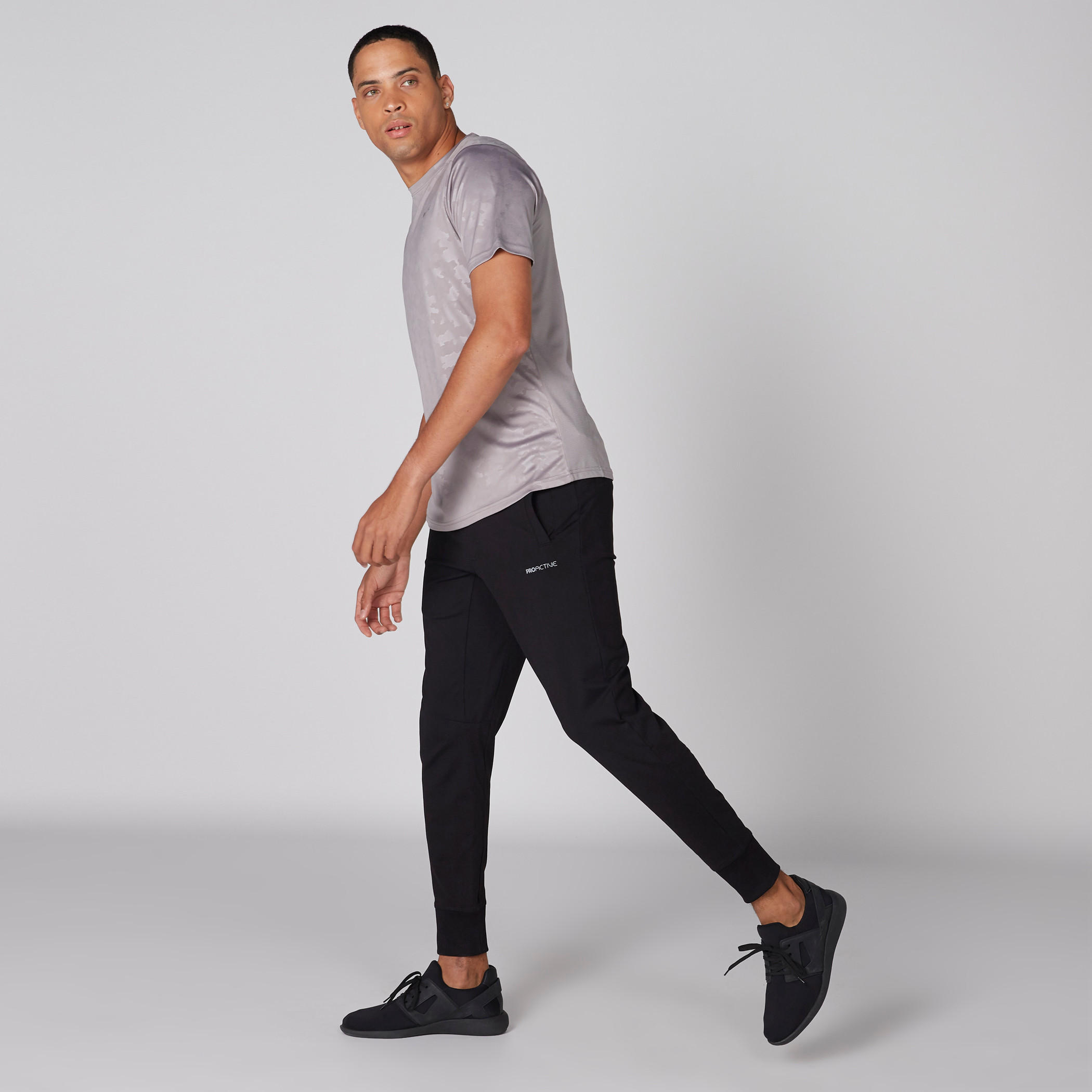 بنطال رياضي طويل بخصر مطّاطي وجيوب-men-clothing-sportswearandactivewear-bottoms-image-3