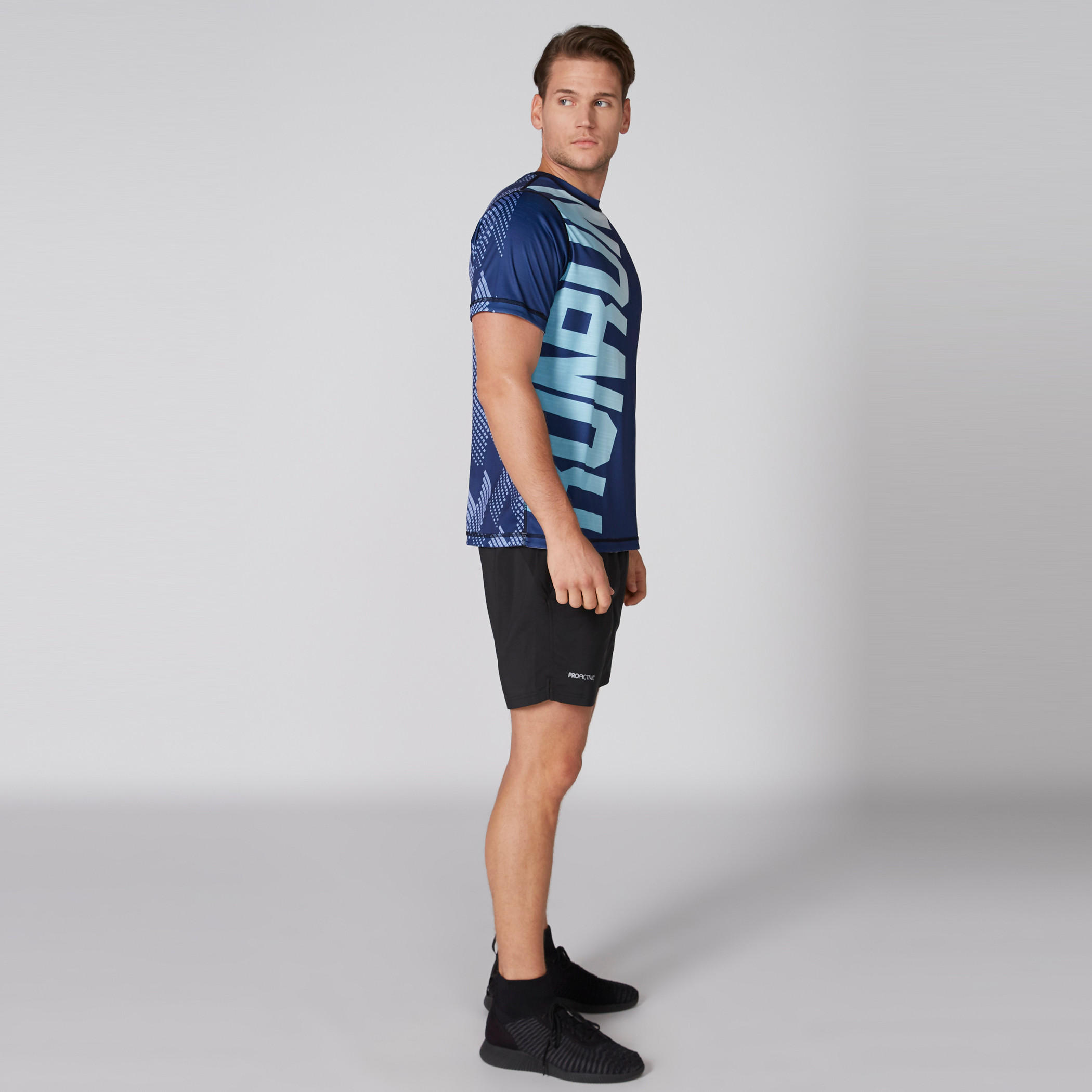 شورت بخصر مطّاطي وطبعات-men-clothing-sportswearandactivewear-bottoms-image-1