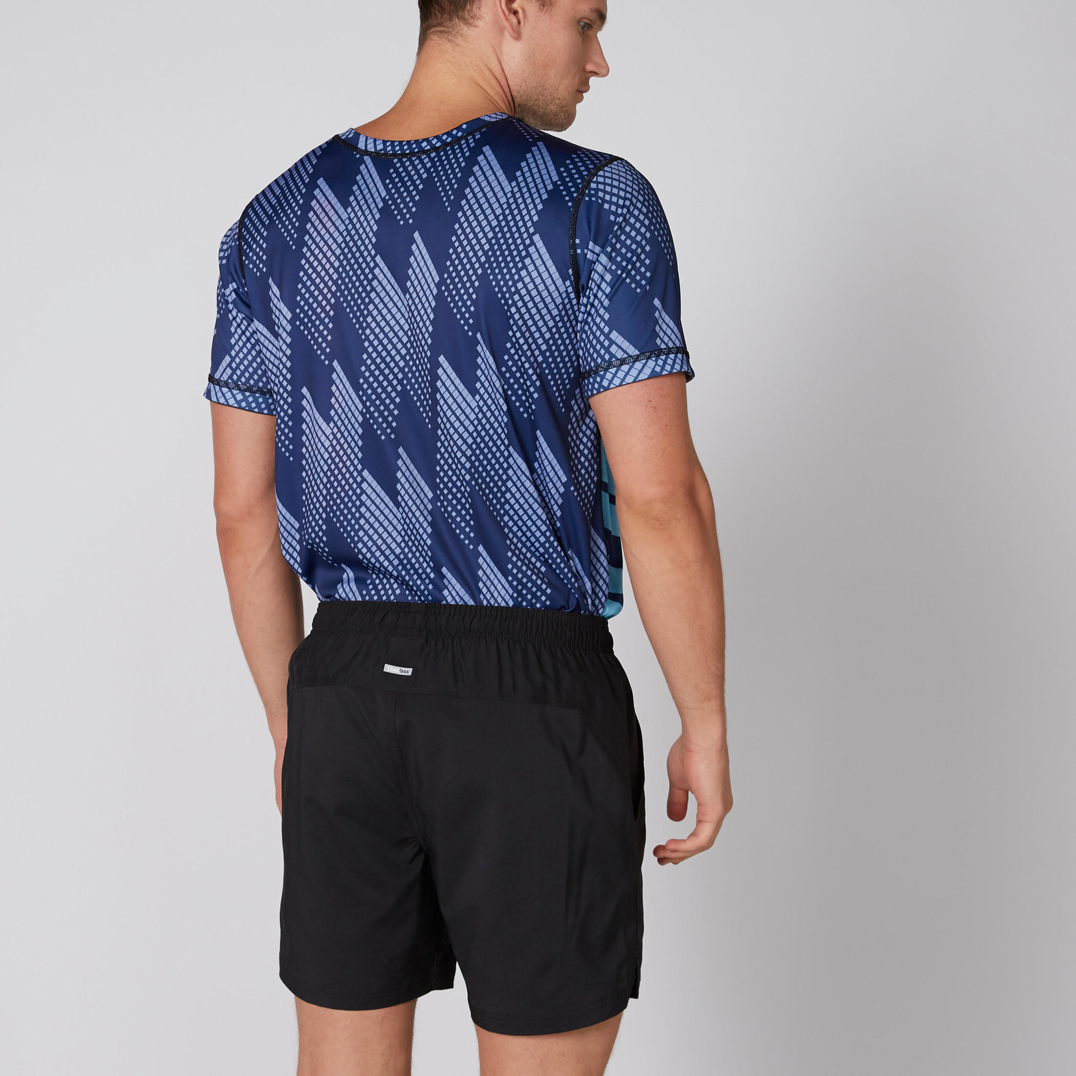 شورت بخصر مطّاطي وطبعات-men-clothing-sportswearandactivewear-bottoms-image-2