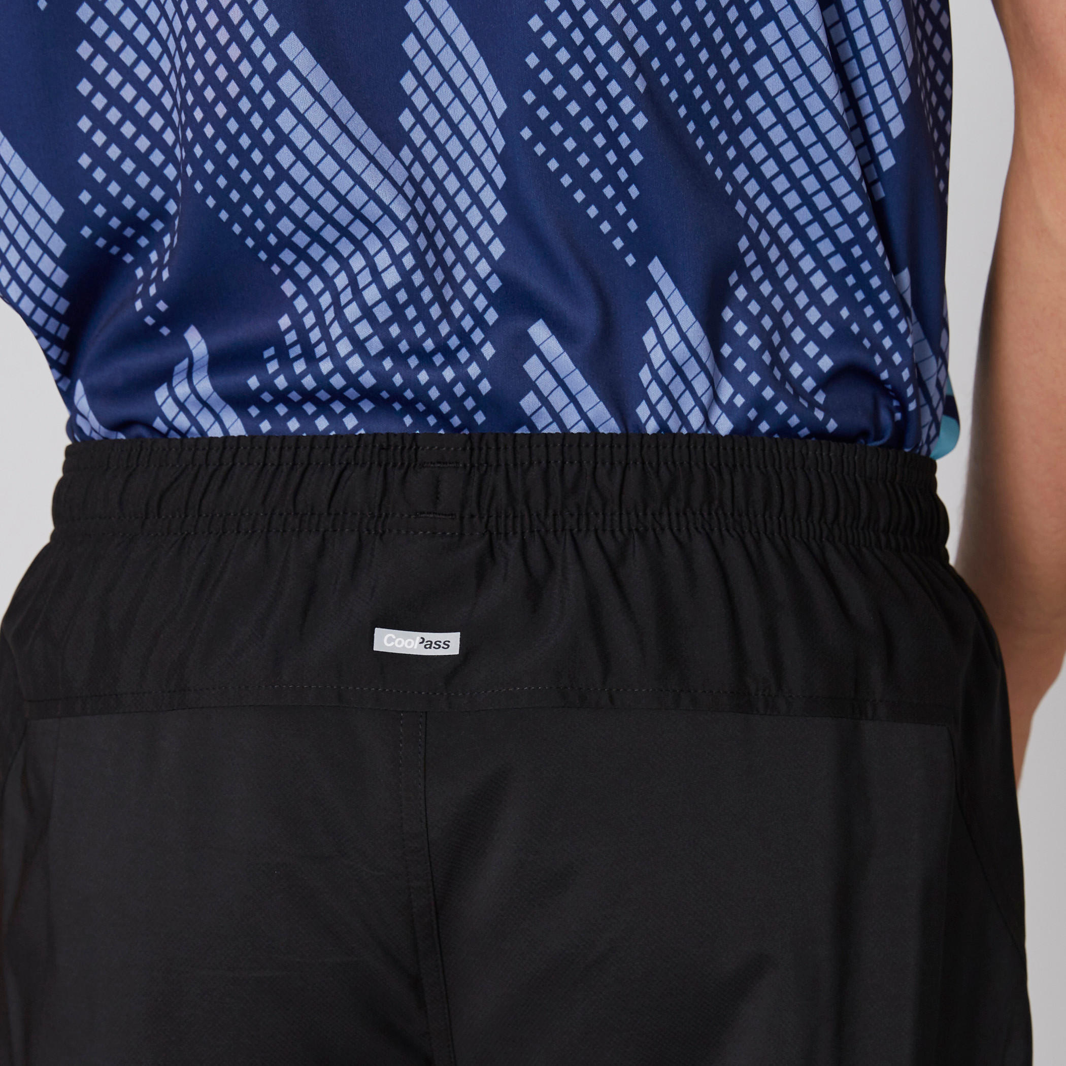 شورت بخصر مطّاطي وطبعات-men-clothing-sportswearandactivewear-bottoms-image-4