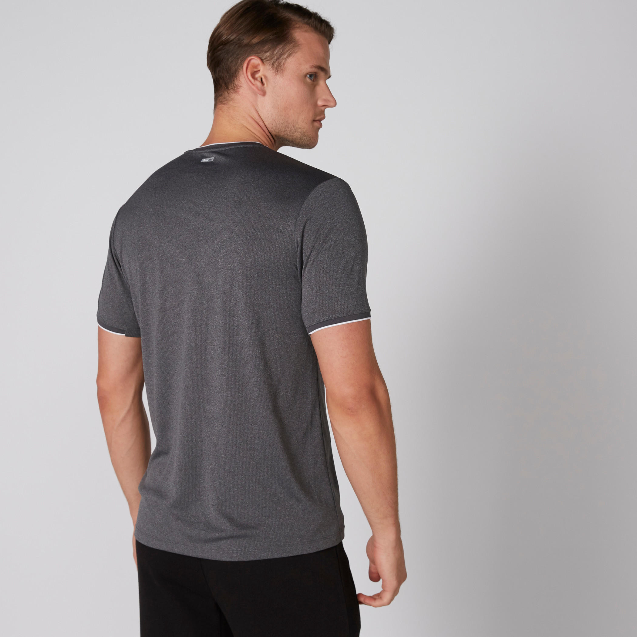 تيشيرت بياقة مستديرة وأكمام قصيرة-men-clothing-sportswearandactivewear-tshirtsandpolos-image-2