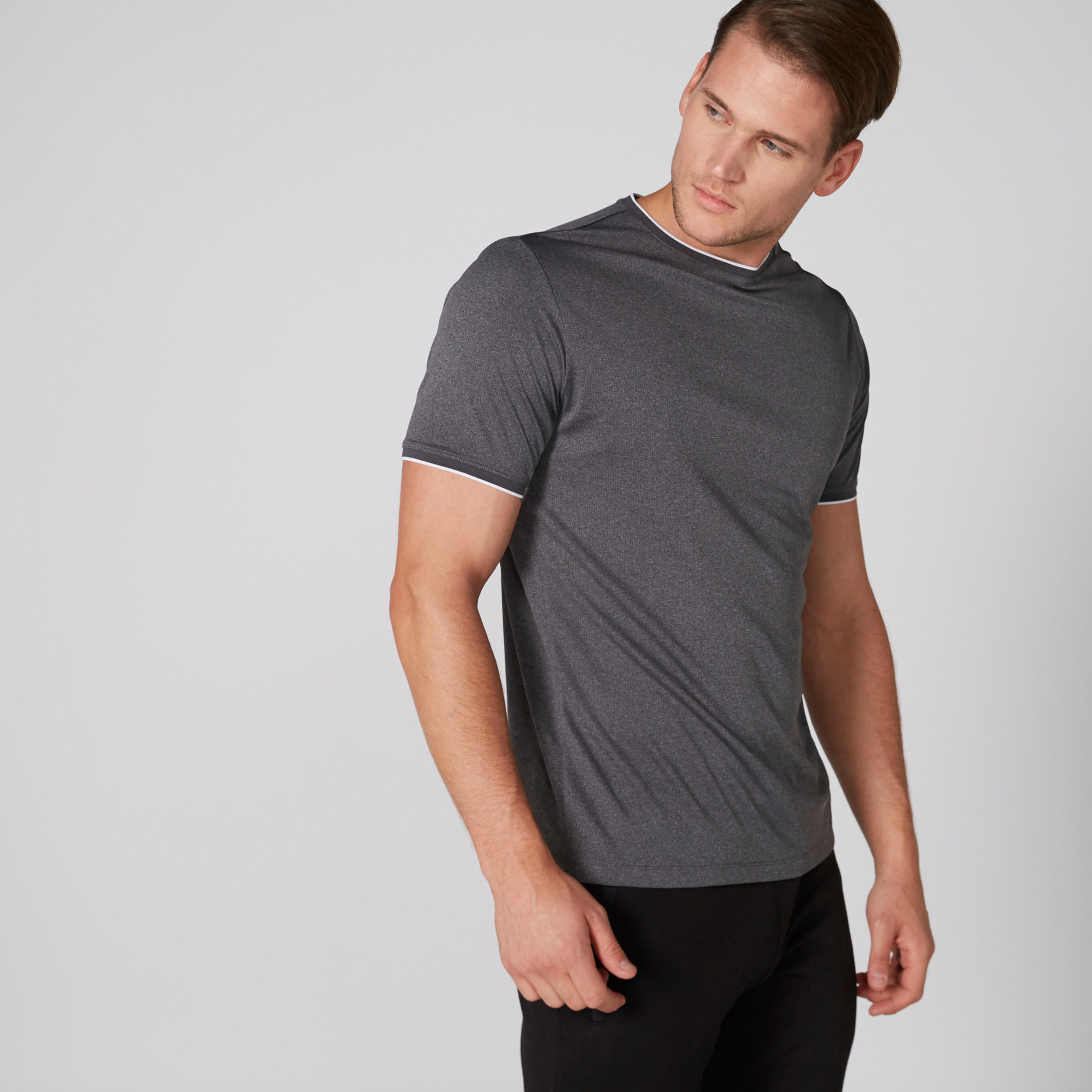 تيشيرت بياقة مستديرة وأكمام قصيرة-men-clothing-sportswearandactivewear-tshirtsandpolos-image-3