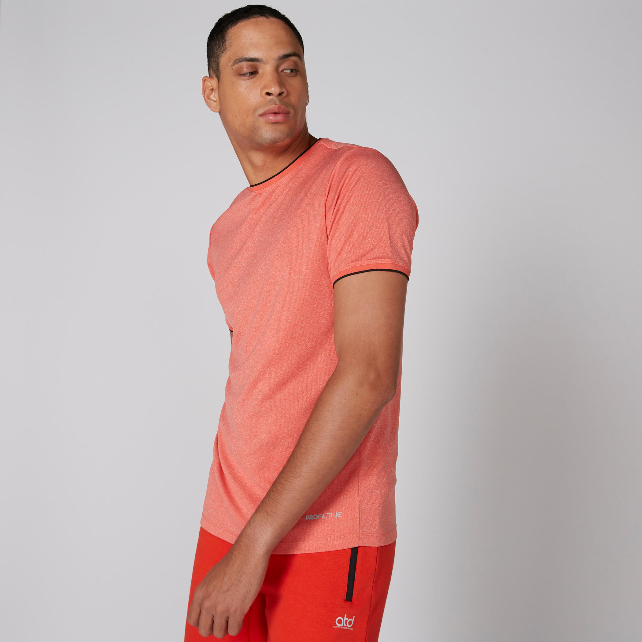 تيشيرت بياقة ضيّقة وأكمام قصيرة-men-clothing-sportswearandactivewear-tshirtsandpolos-image-4