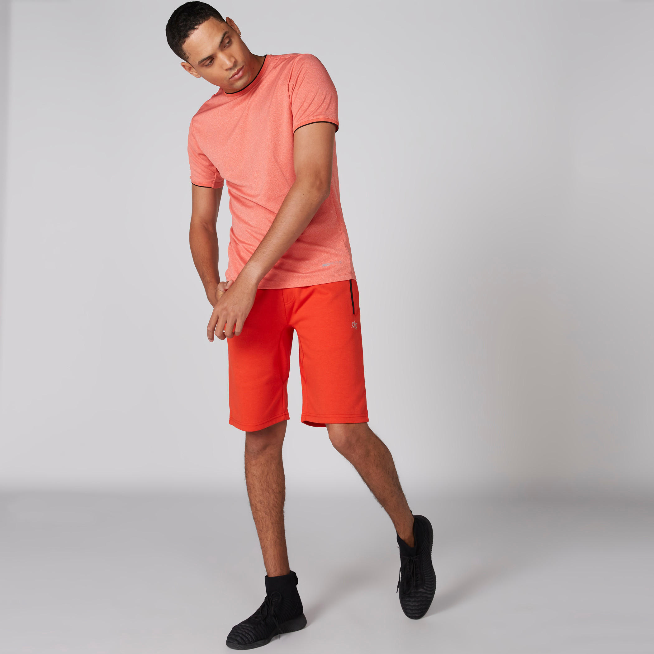 تيشيرت بياقة ضيّقة وأكمام قصيرة-men-clothing-sportswearandactivewear-tshirtsandpolos-image-2