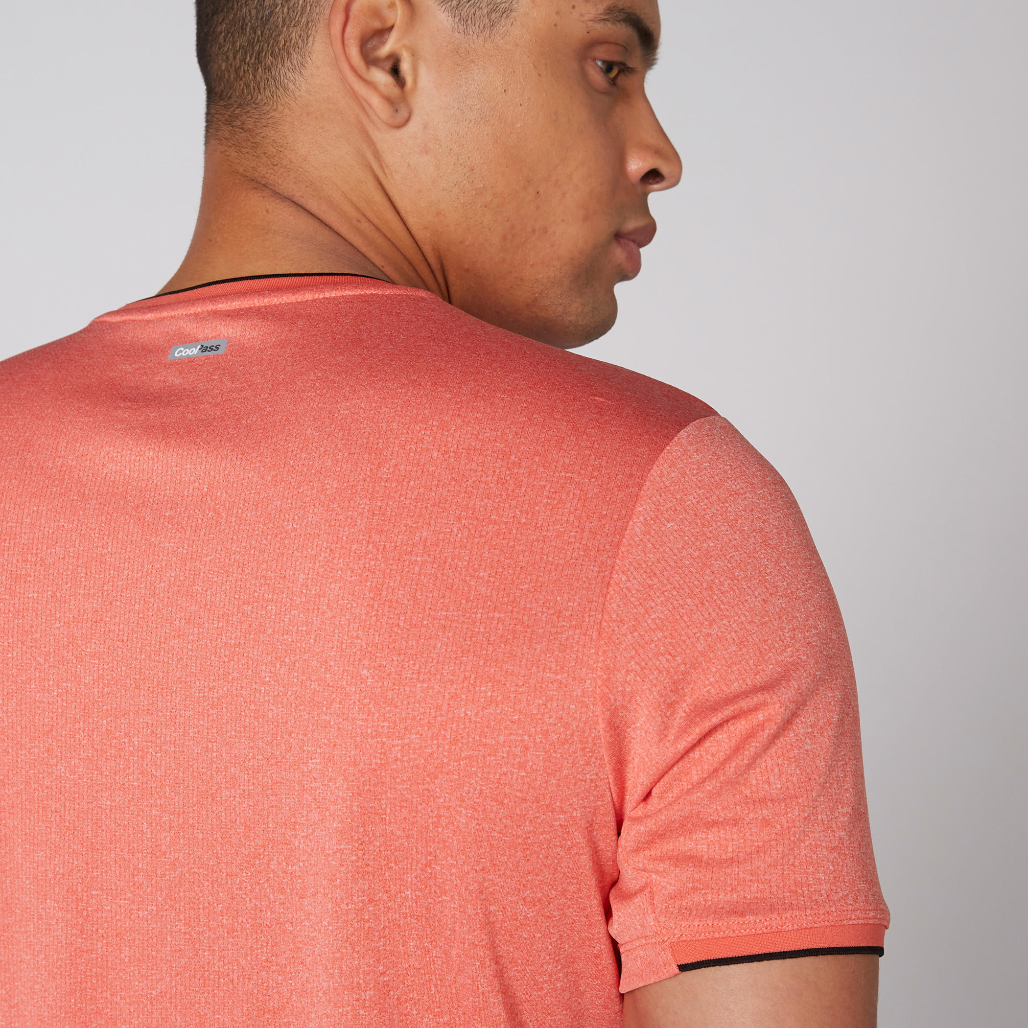 تيشيرت بياقة ضيّقة وأكمام قصيرة-men-clothing-sportswearandactivewear-tshirtsandpolos-image-1