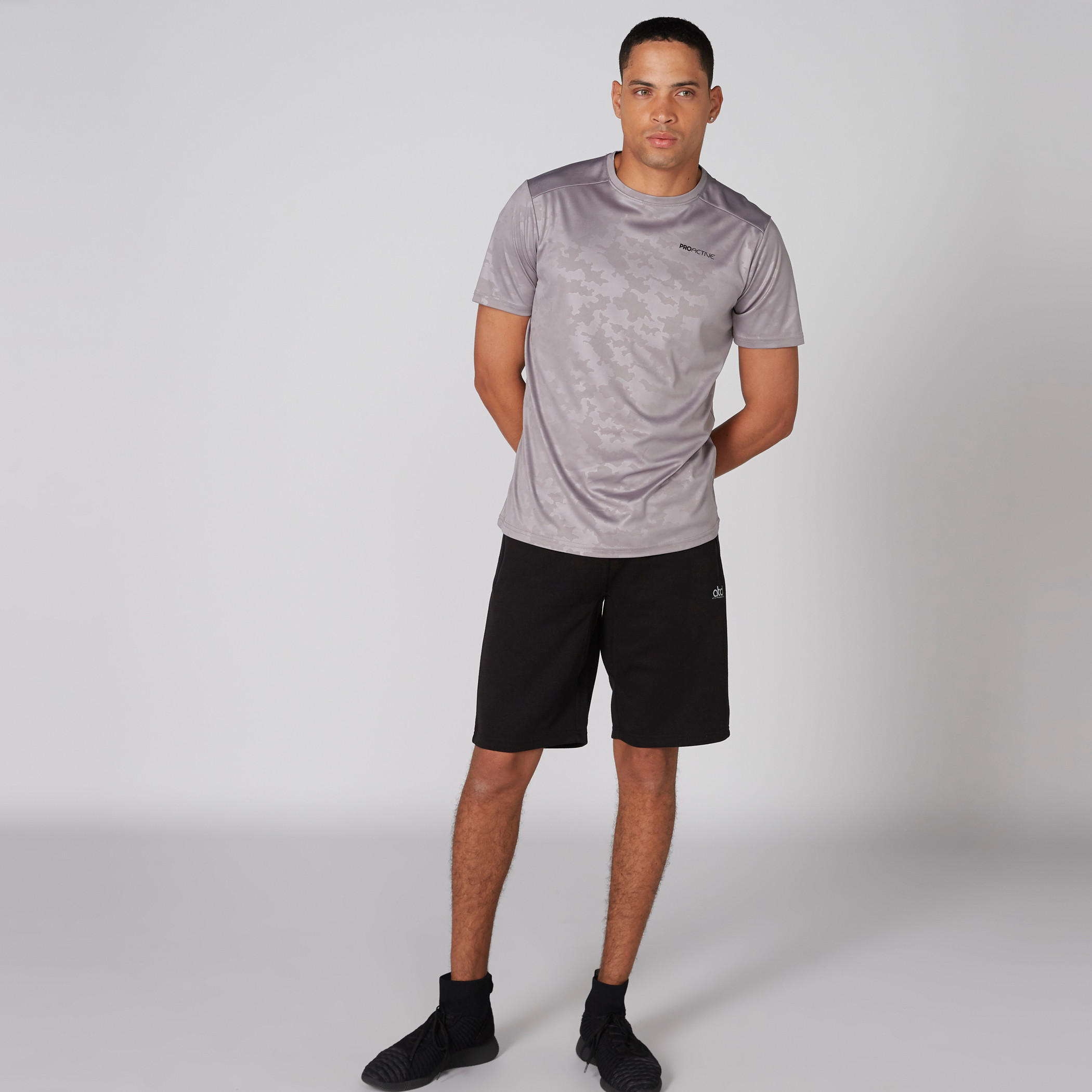 شورت بخصر مطّاطي وجيوب ورباط-men-clothing-sportswearandactivewear-bottoms-image-1