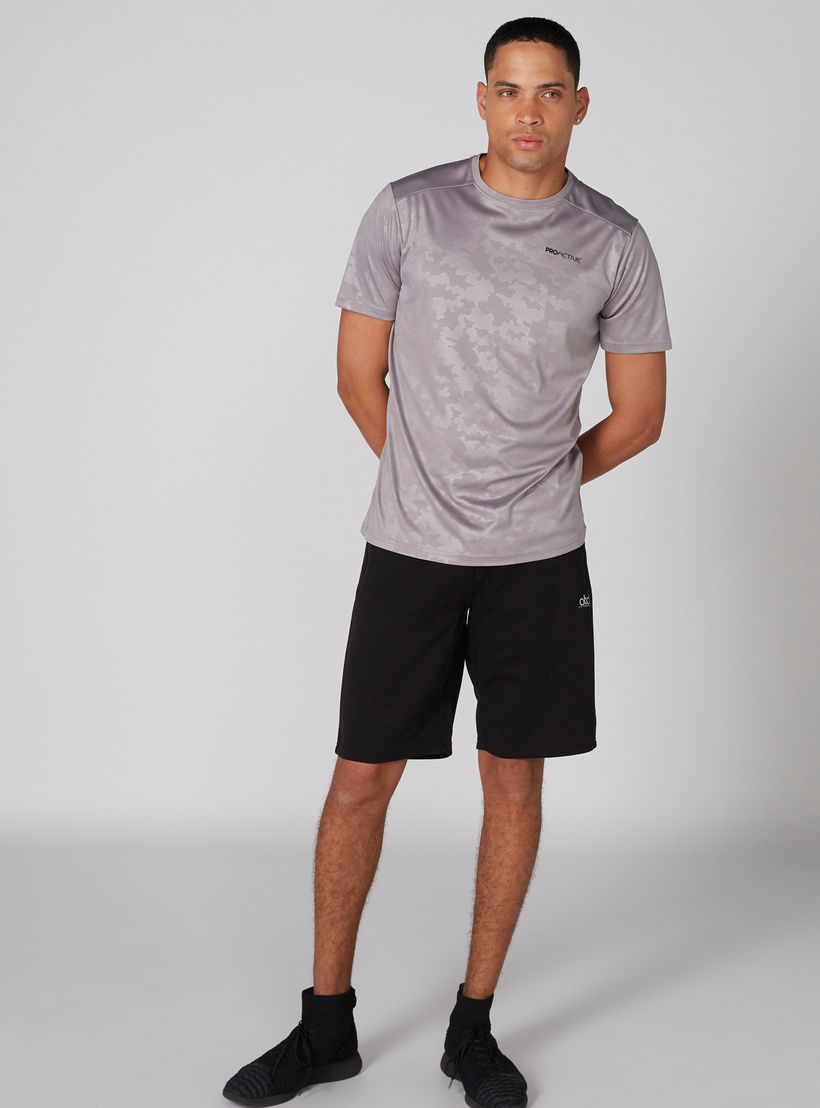 شورت بخصر مطّاطي وجيوب ورباط-men-clothing-sportswearandactivewear-bottoms-image-1