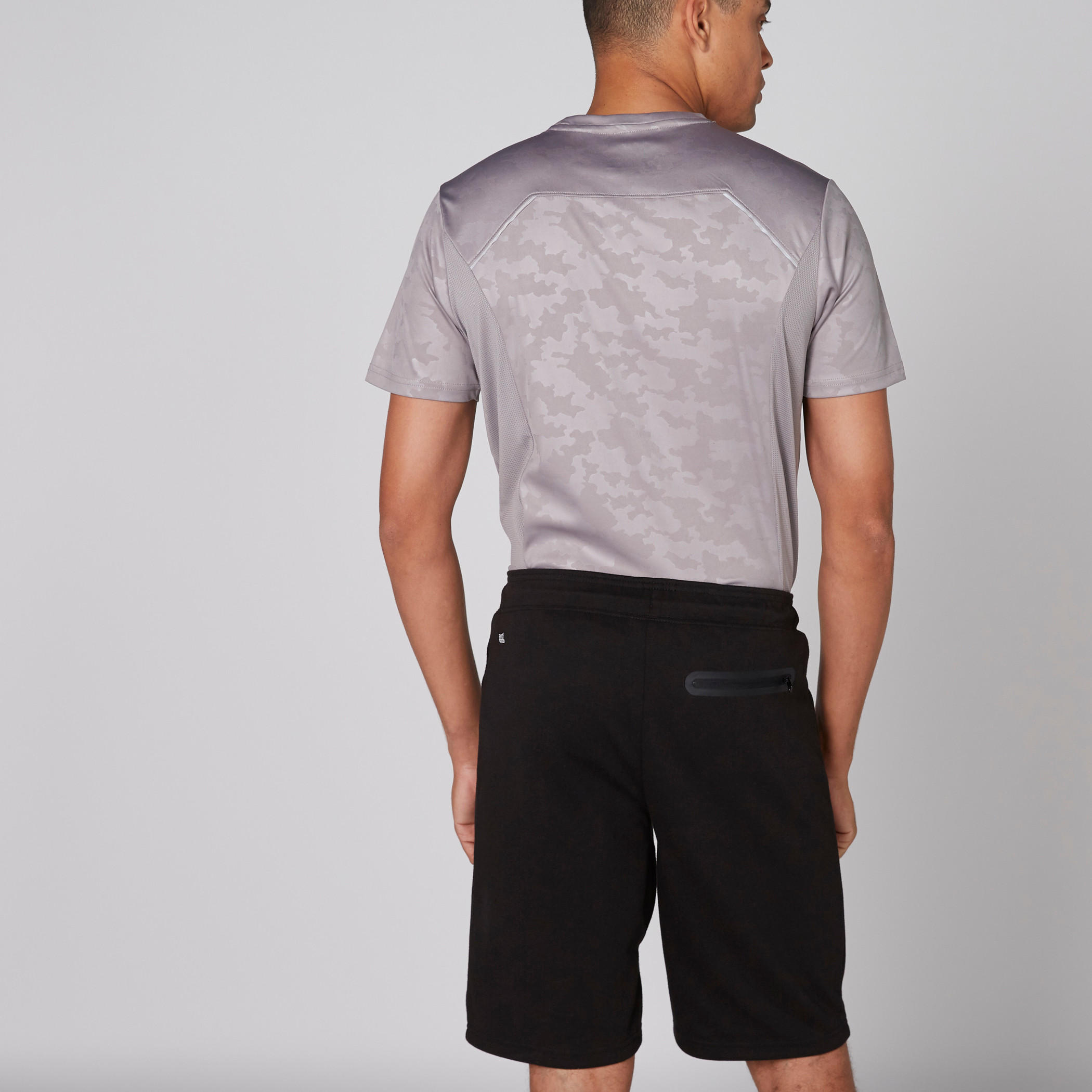 شورت بخصر مطّاطي وجيوب ورباط-men-clothing-sportswearandactivewear-bottoms-image-2