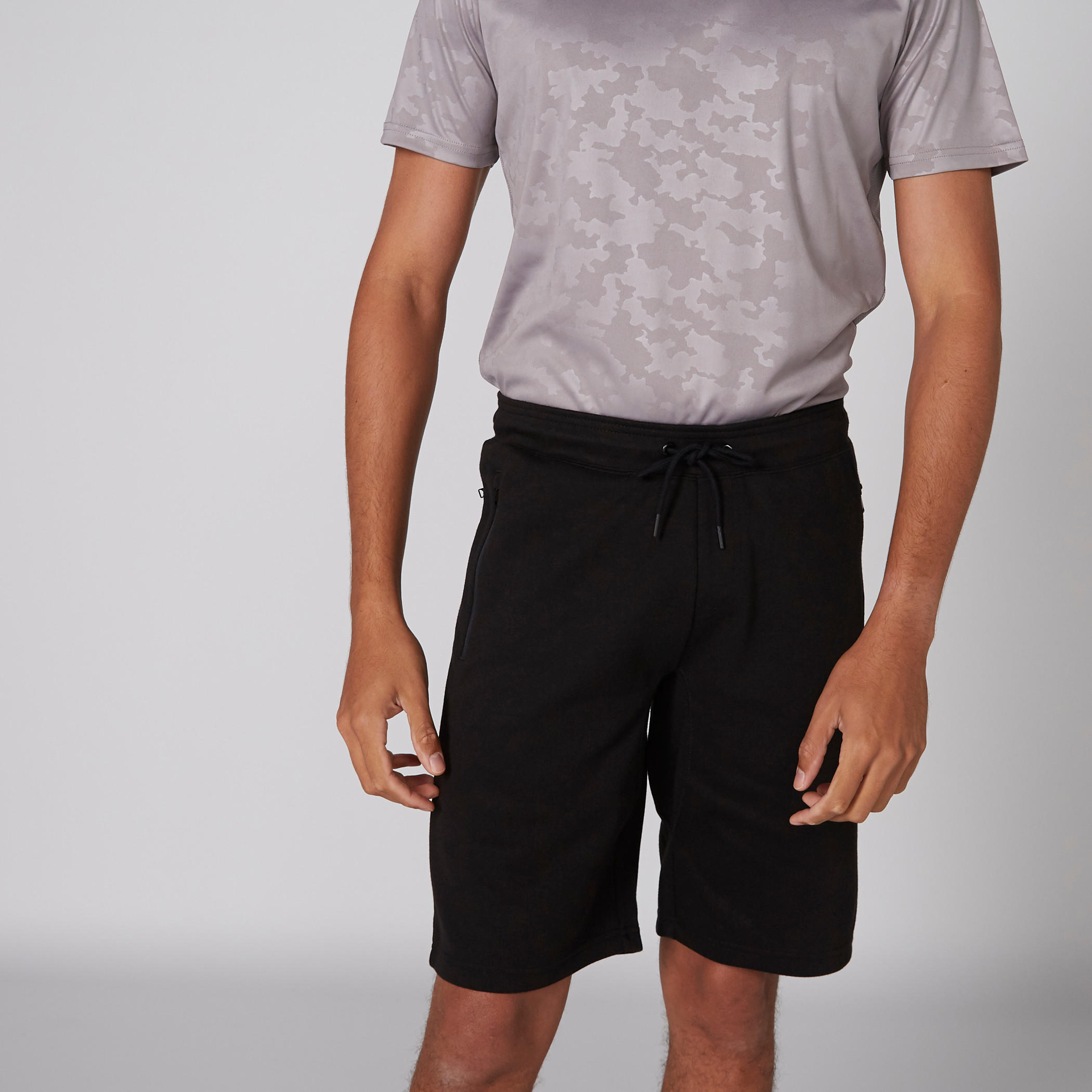 شورت بخصر مطّاطي وجيوب ورباط-men-clothing-sportswearandactivewear-bottoms-image-3