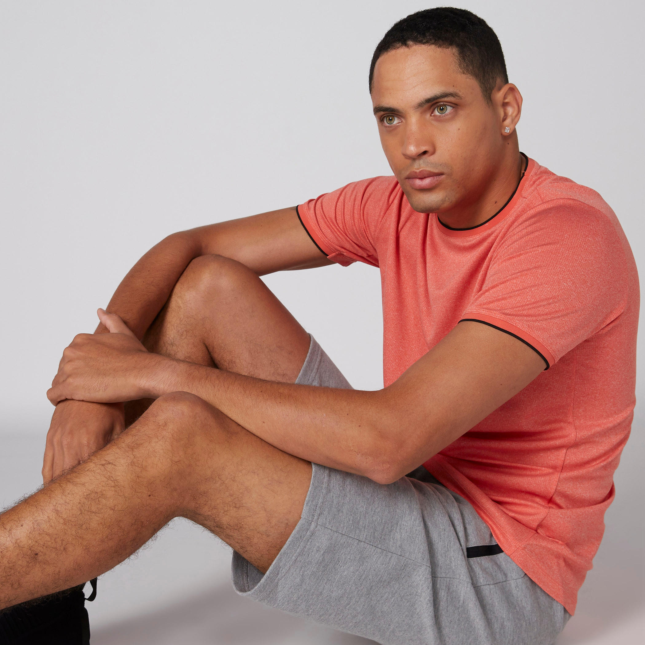 شورت بخصر مطّاطي وجيوب ورباط-men-clothing-sportswearandactivewear-bottoms-image-3