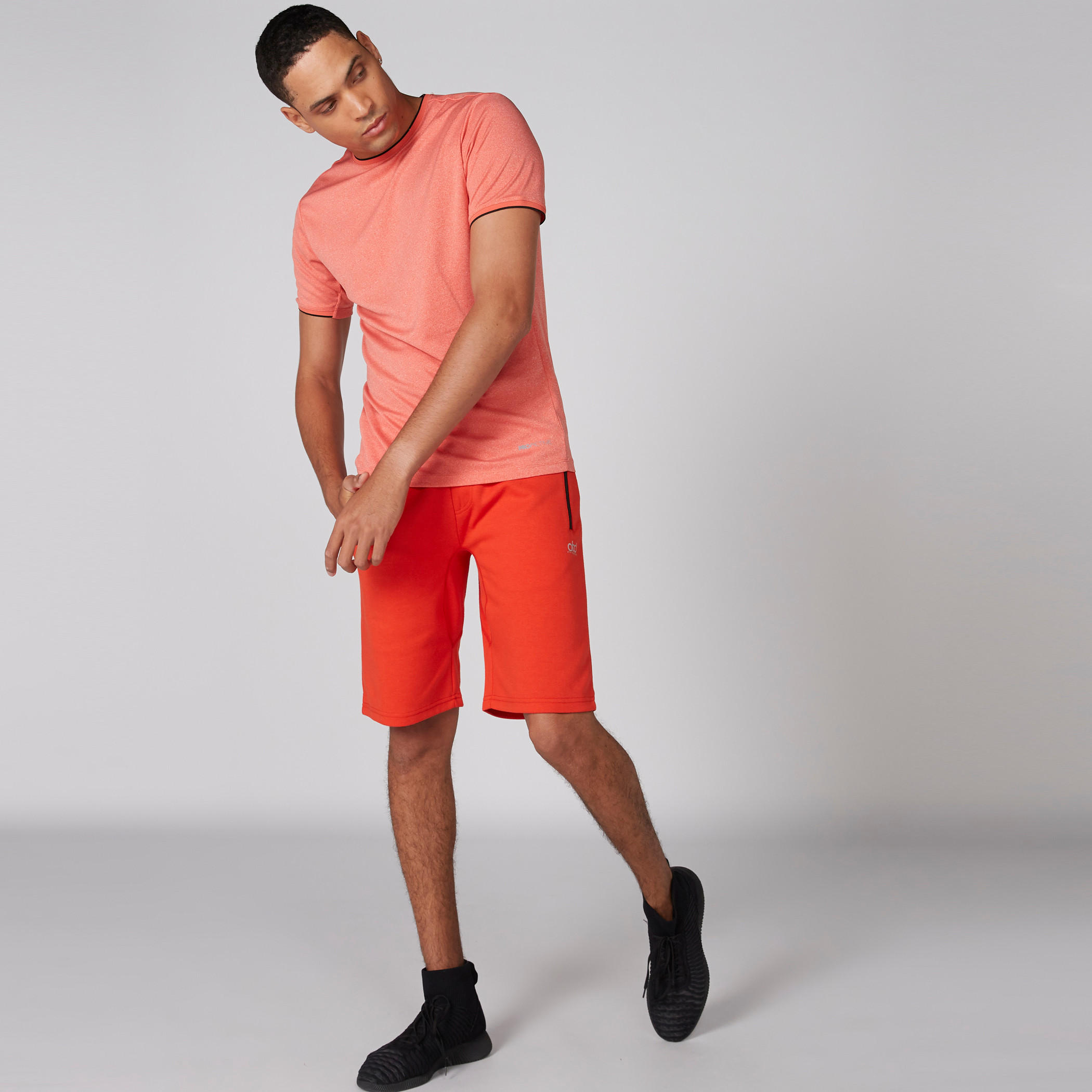 شورت بخصر مطّاطي ورباط وطبعات-men-clothing-sportswearandactivewear-bottoms-image-2