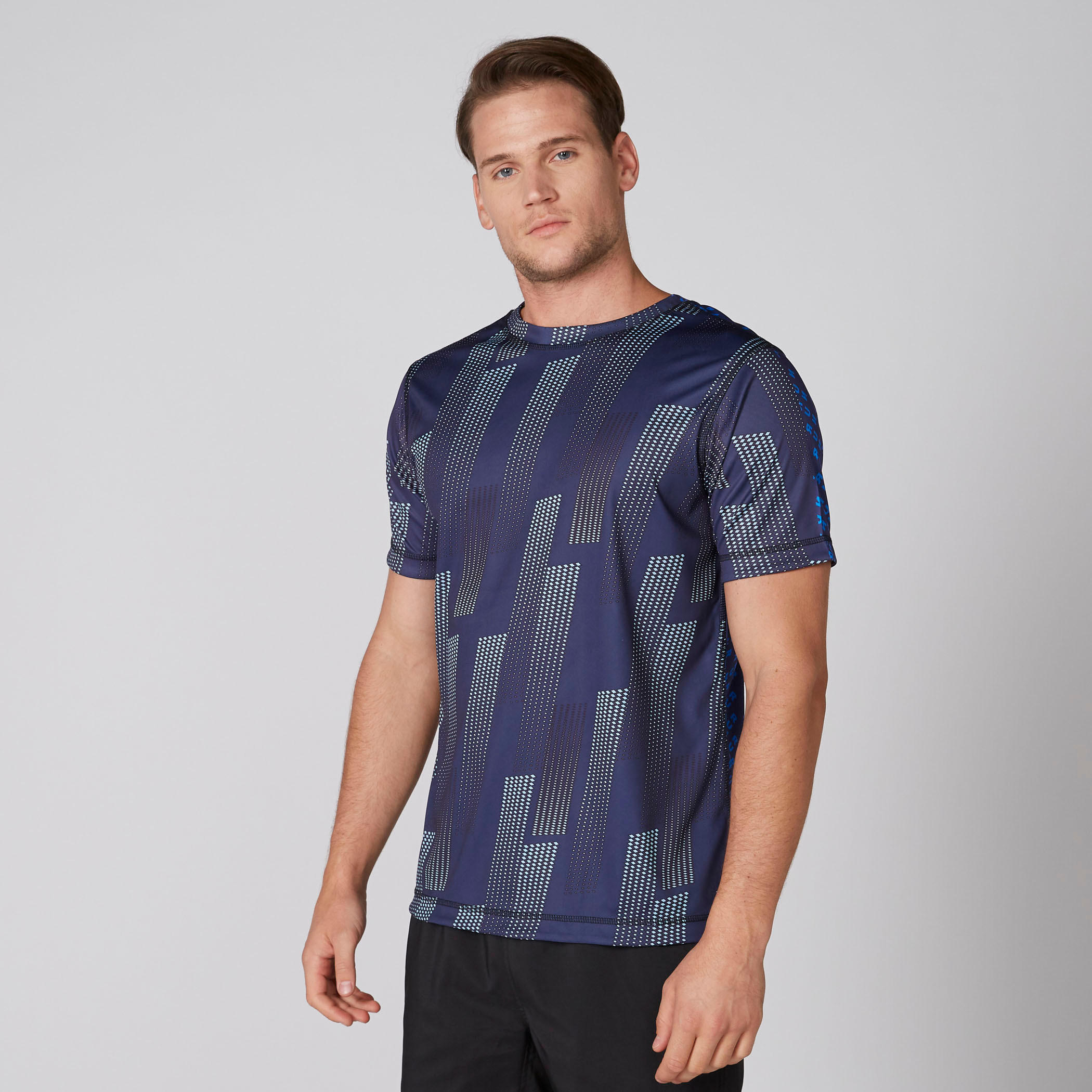 تيشيرت يستخدم على الوجهين بياقة ضيقة وأكمام قصيرة وطبعات-men-clothing-sportswearandactivewear-tshirtsandpolos-image-2