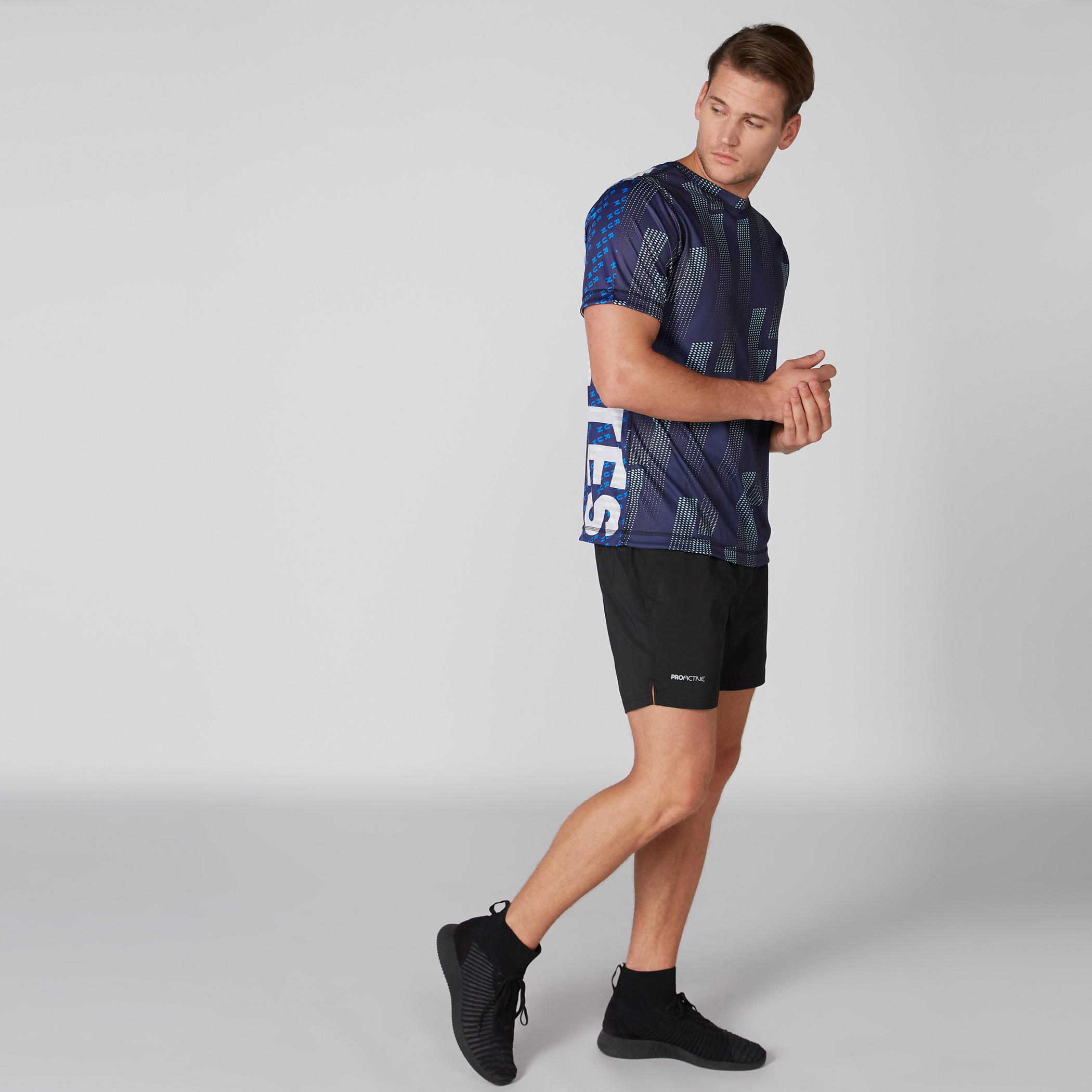 تيشيرت يستخدم على الوجهين بياقة ضيقة وأكمام قصيرة وطبعات-men-clothing-sportswearandactivewear-tshirtsandpolos-image-1