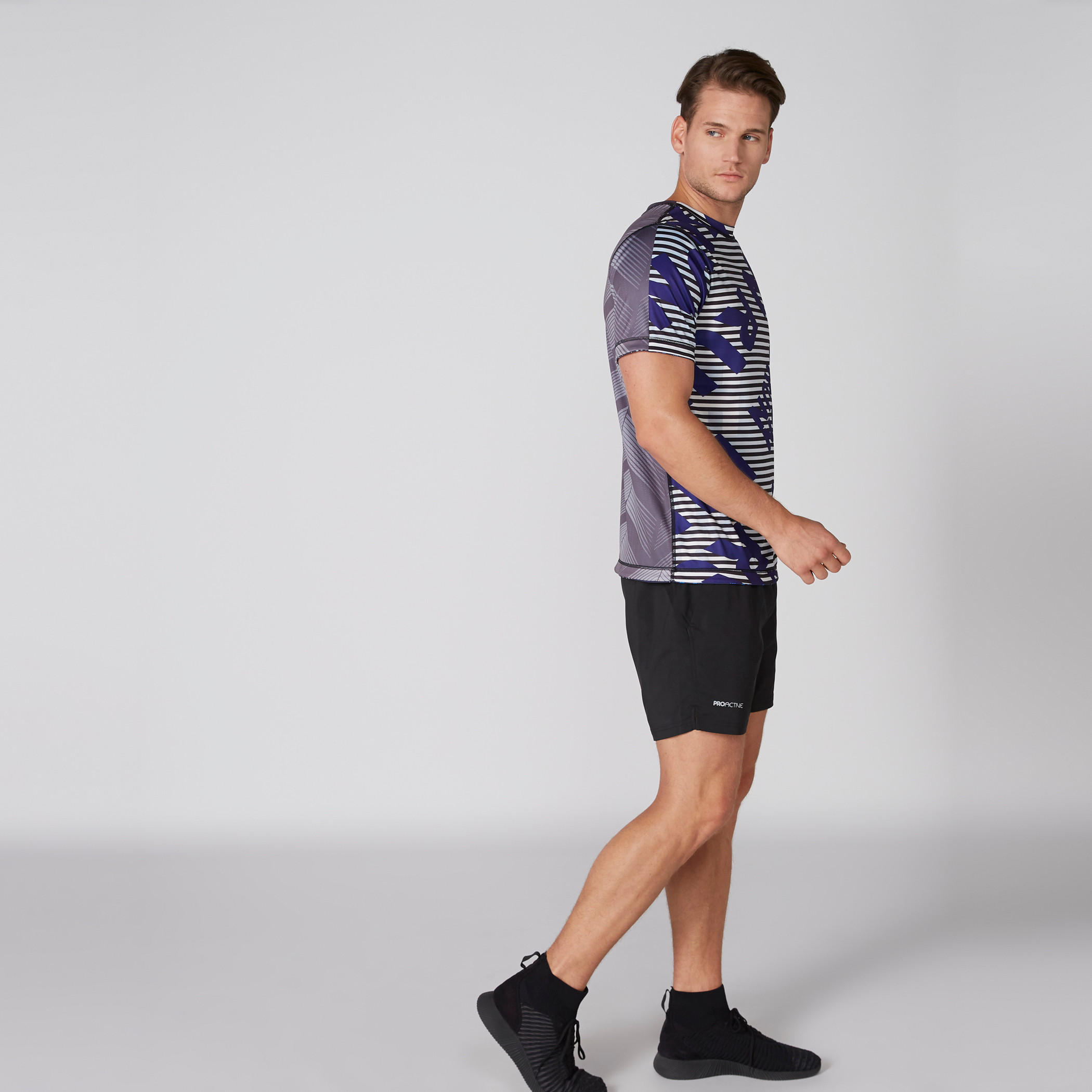 تيشيرت يستخدم على الوجهين بياقة ضيقة وأكمام قصيرة وطبعات-men-clothing-sportswearandactivewear-tshirtsandpolos-image-7