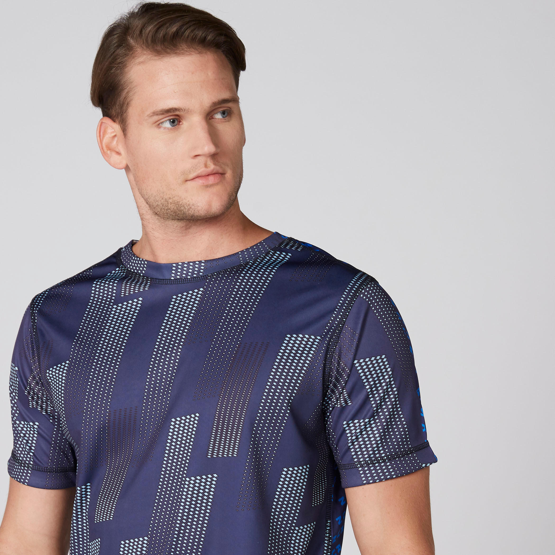 تيشيرت يستخدم على الوجهين بياقة ضيقة وأكمام قصيرة وطبعات-men-clothing-sportswearandactivewear-tshirtsandpolos-image-11