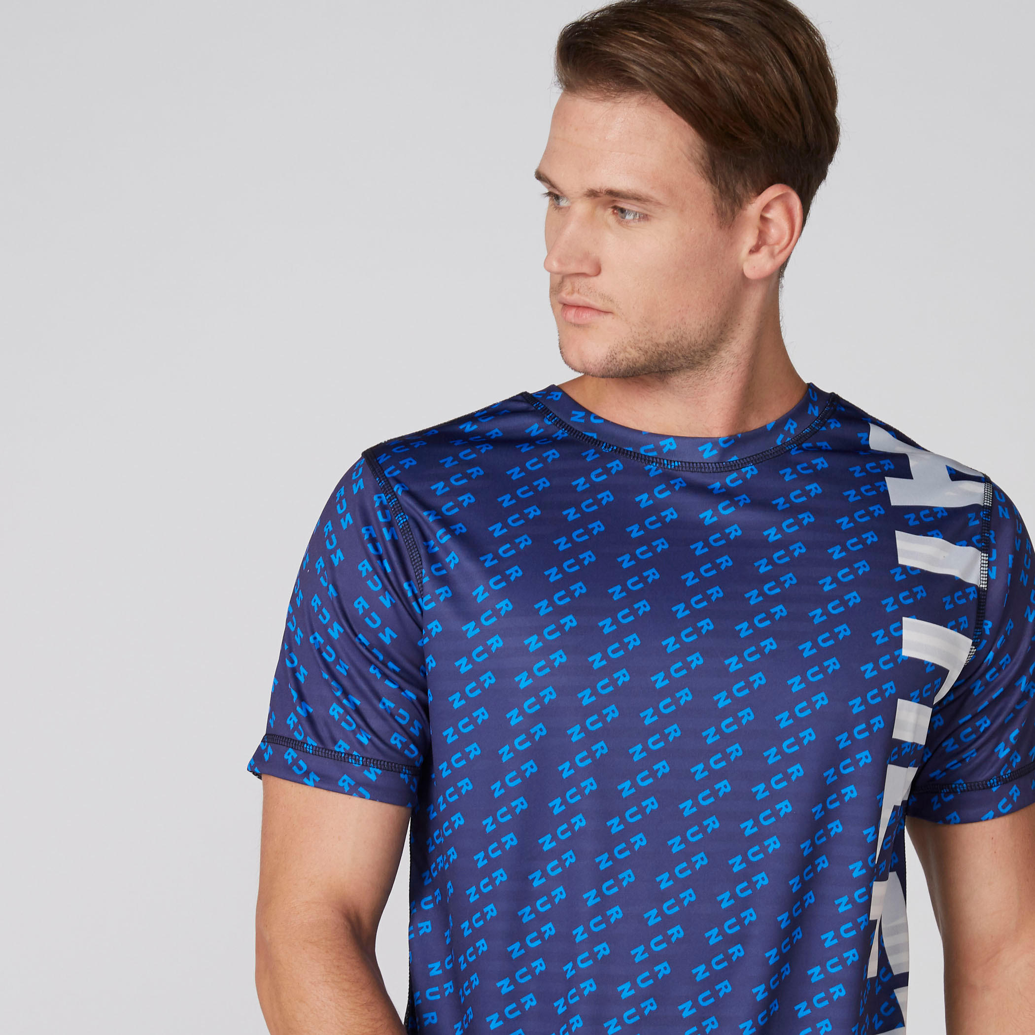 تيشيرت يستخدم على الوجهين بياقة ضيقة وأكمام قصيرة وطبعات-men-clothing-sportswearandactivewear-tshirtsandpolos-image-10
