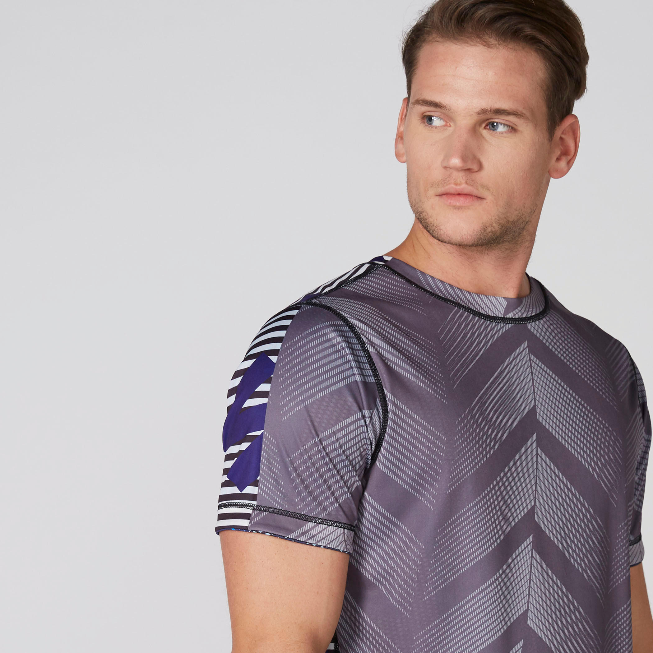 تيشيرت يستخدم على الوجهين بياقة ضيقة وأكمام قصيرة وطبعات-men-clothing-sportswearandactivewear-tshirtsandpolos-image-8