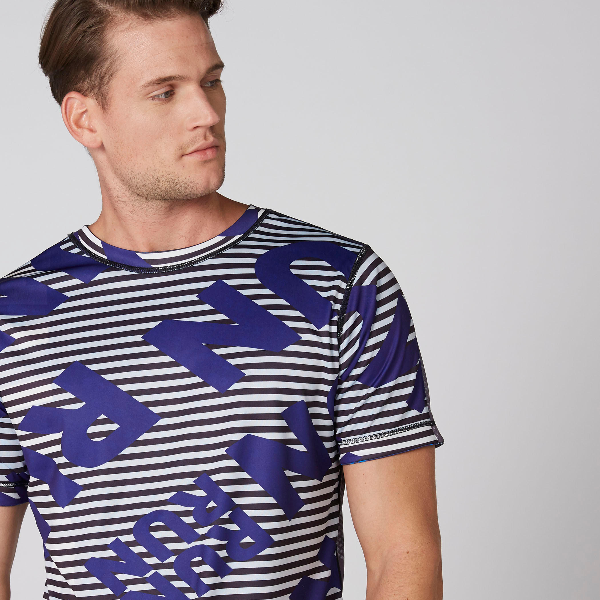 تيشيرت يستخدم على الوجهين بياقة ضيقة وأكمام قصيرة وطبعات-men-clothing-sportswearandactivewear-tshirtsandpolos-image-9