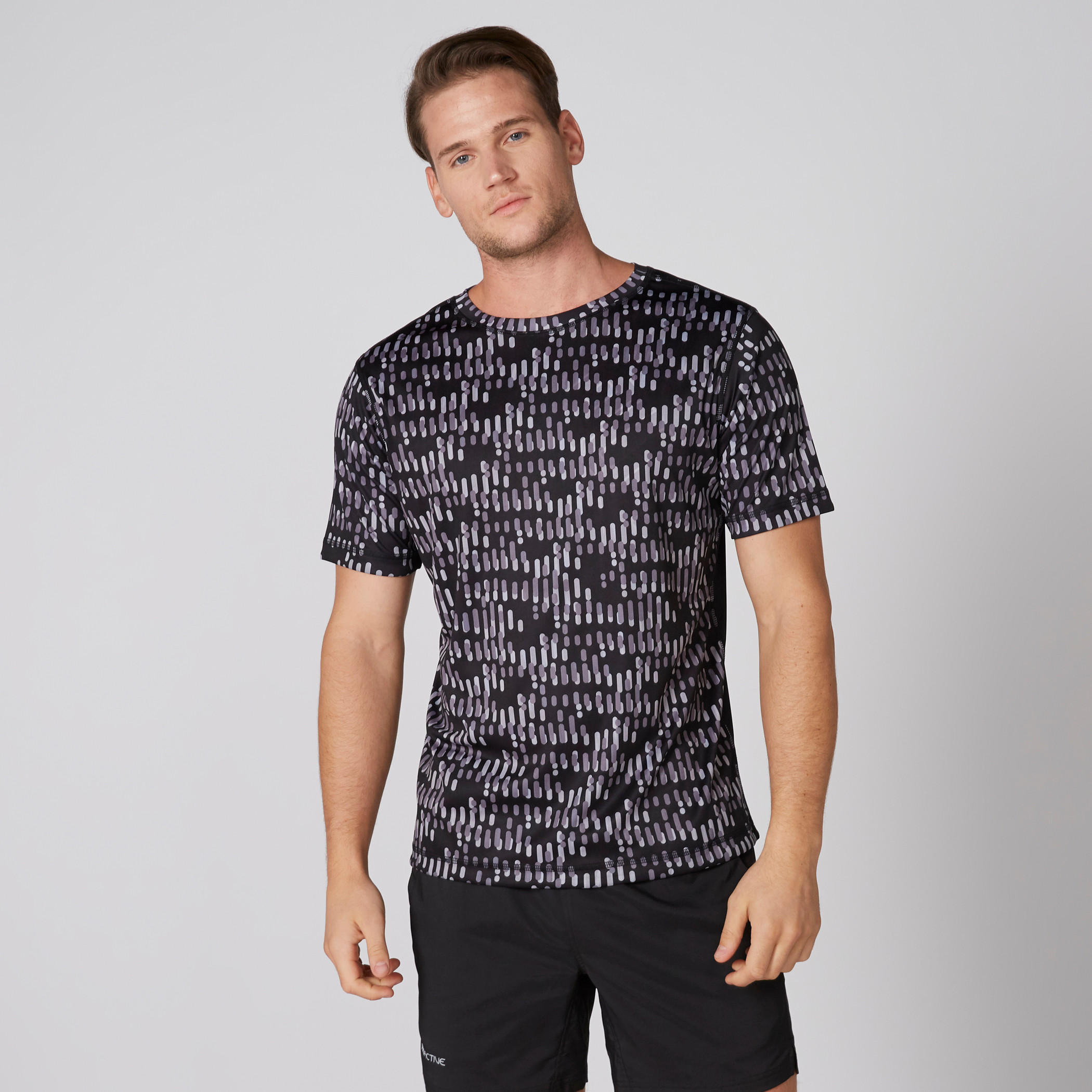 تيشيرت يستخدم على الوجهين بياقة ضيقة وأكمام قصيرة وطبعات-men-clothing-sportswearandactivewear-tshirtsandpolos-image-2