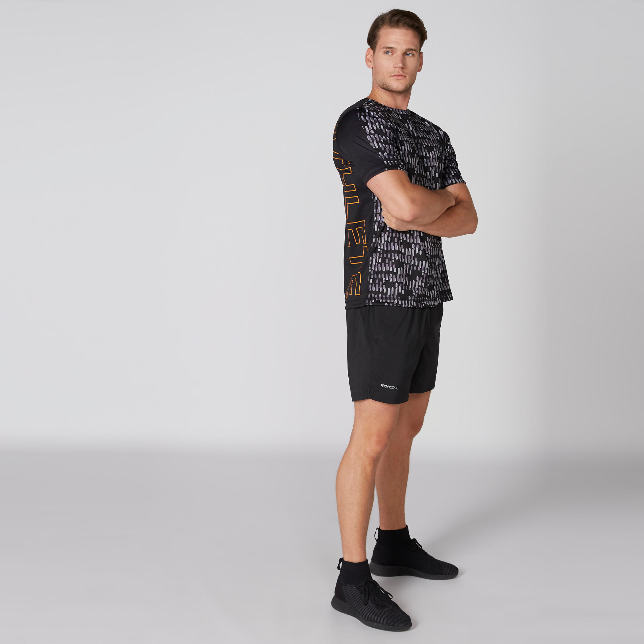 تيشيرت يستخدم على الوجهين بياقة ضيقة وأكمام قصيرة وطبعات-men-clothing-sportswearandactivewear-tshirtsandpolos-image-1