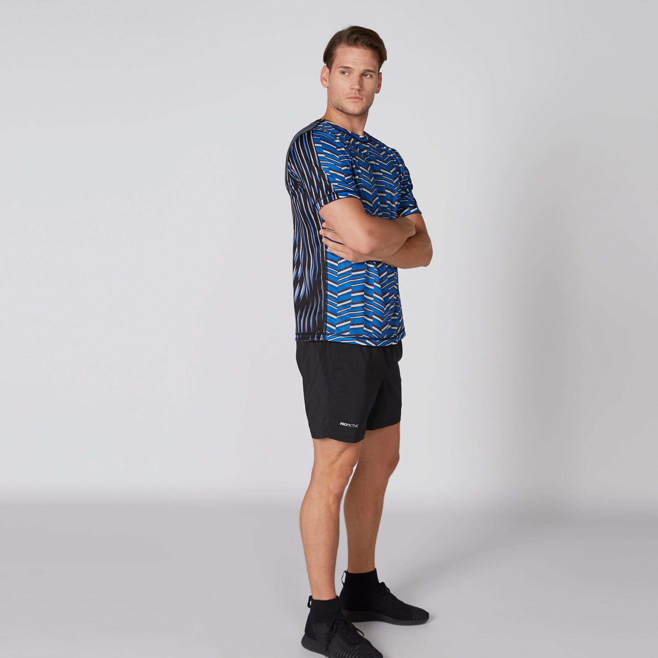 تيشيرت يستخدم على الوجهين بياقة ضيقة وأكمام قصيرة وطبعات-men-clothing-sportswearandactivewear-tshirtsandpolos-image-7