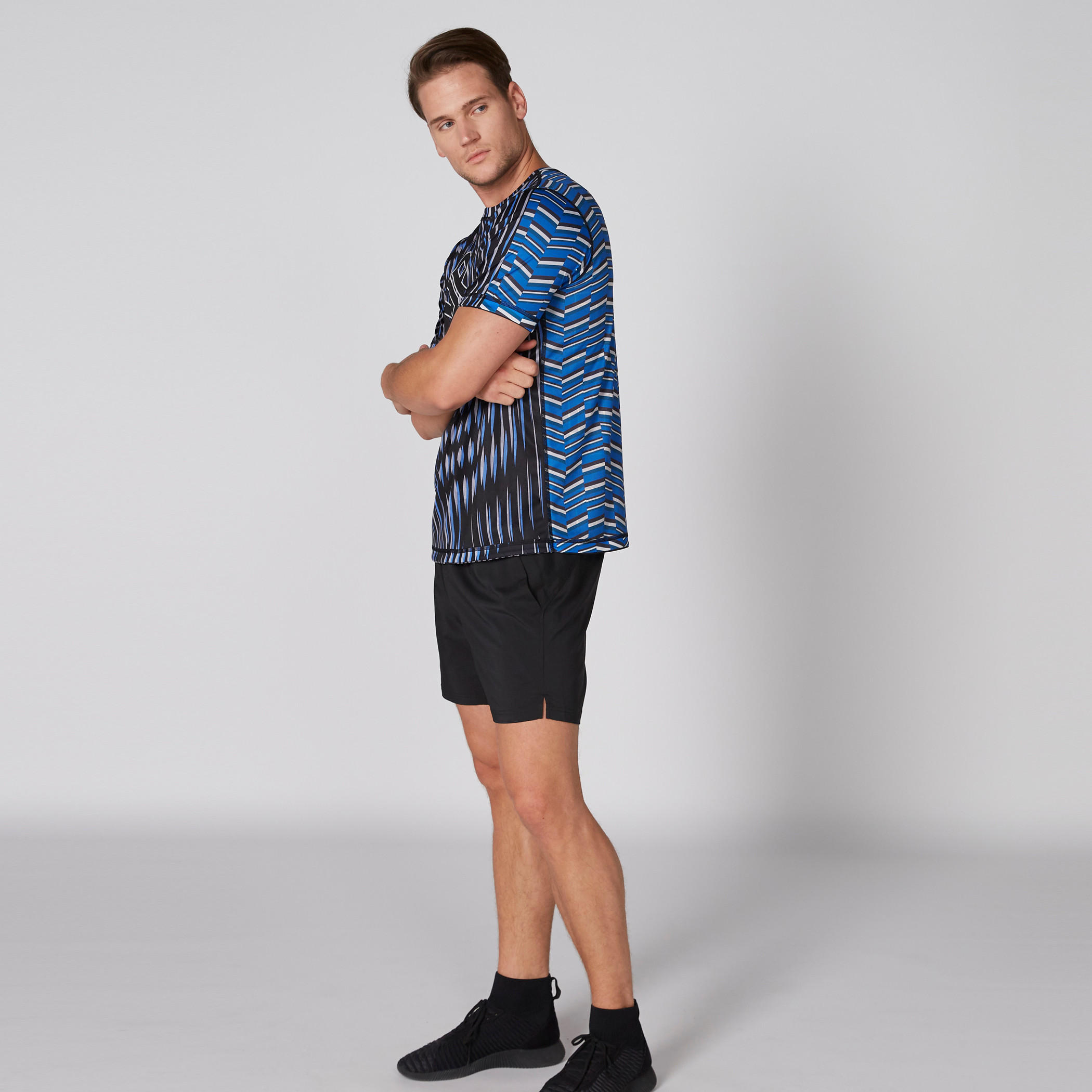 تيشيرت يستخدم على الوجهين بياقة ضيقة وأكمام قصيرة وطبعات-men-clothing-sportswearandactivewear-tshirtsandpolos-image-5