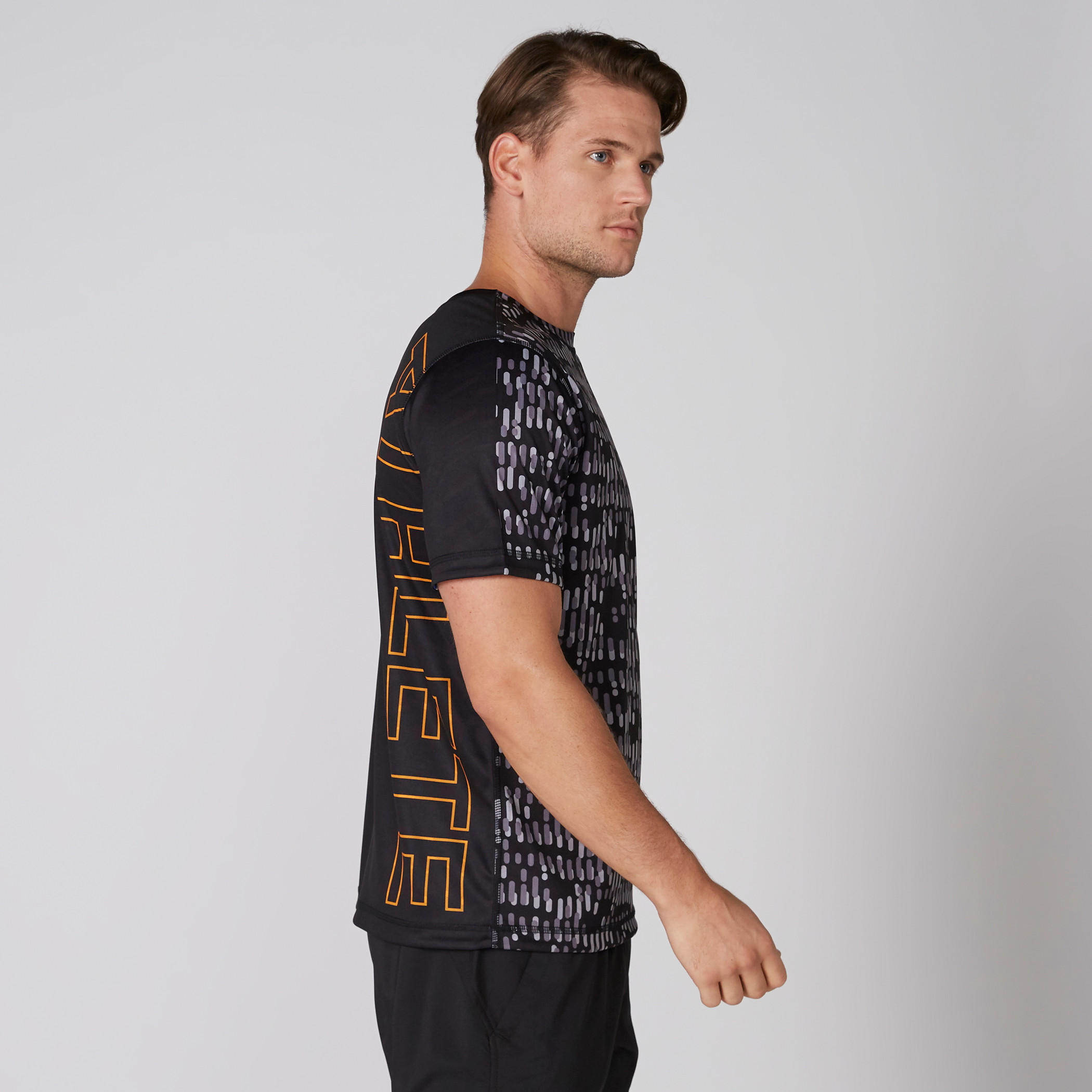 تيشيرت يستخدم على الوجهين بياقة ضيقة وأكمام قصيرة وطبعات-men-clothing-sportswearandactivewear-tshirtsandpolos-image-4