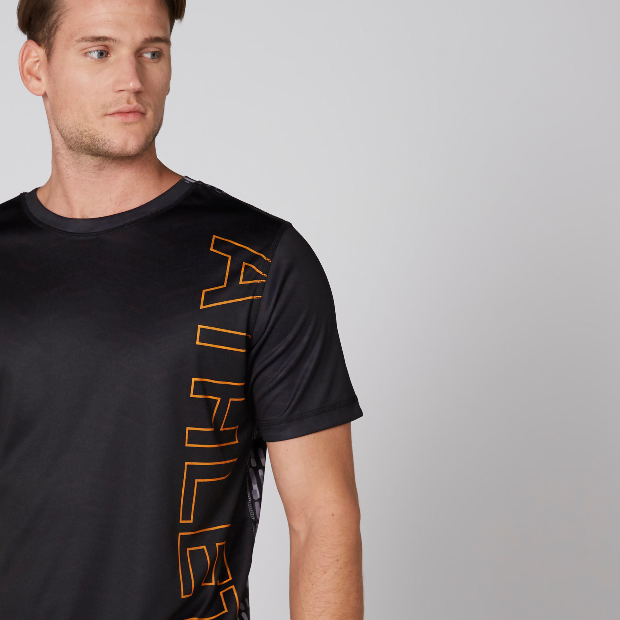 تيشيرت يستخدم على الوجهين بياقة ضيقة وأكمام قصيرة وطبعات-men-clothing-sportswearandactivewear-tshirtsandpolos-image-8